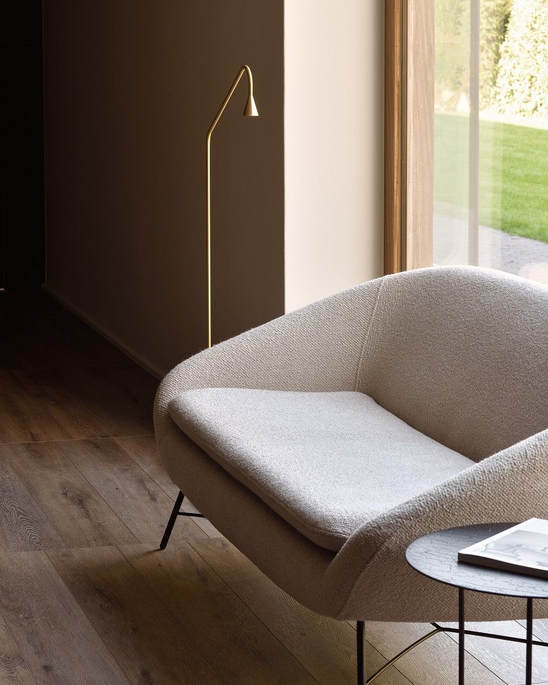 Nahaufnahme: Ethnicraft Barrow Sofa, 2-Sitzer, off-white Stoff, modernes Design, gemütliche Sitzgelegenheit.