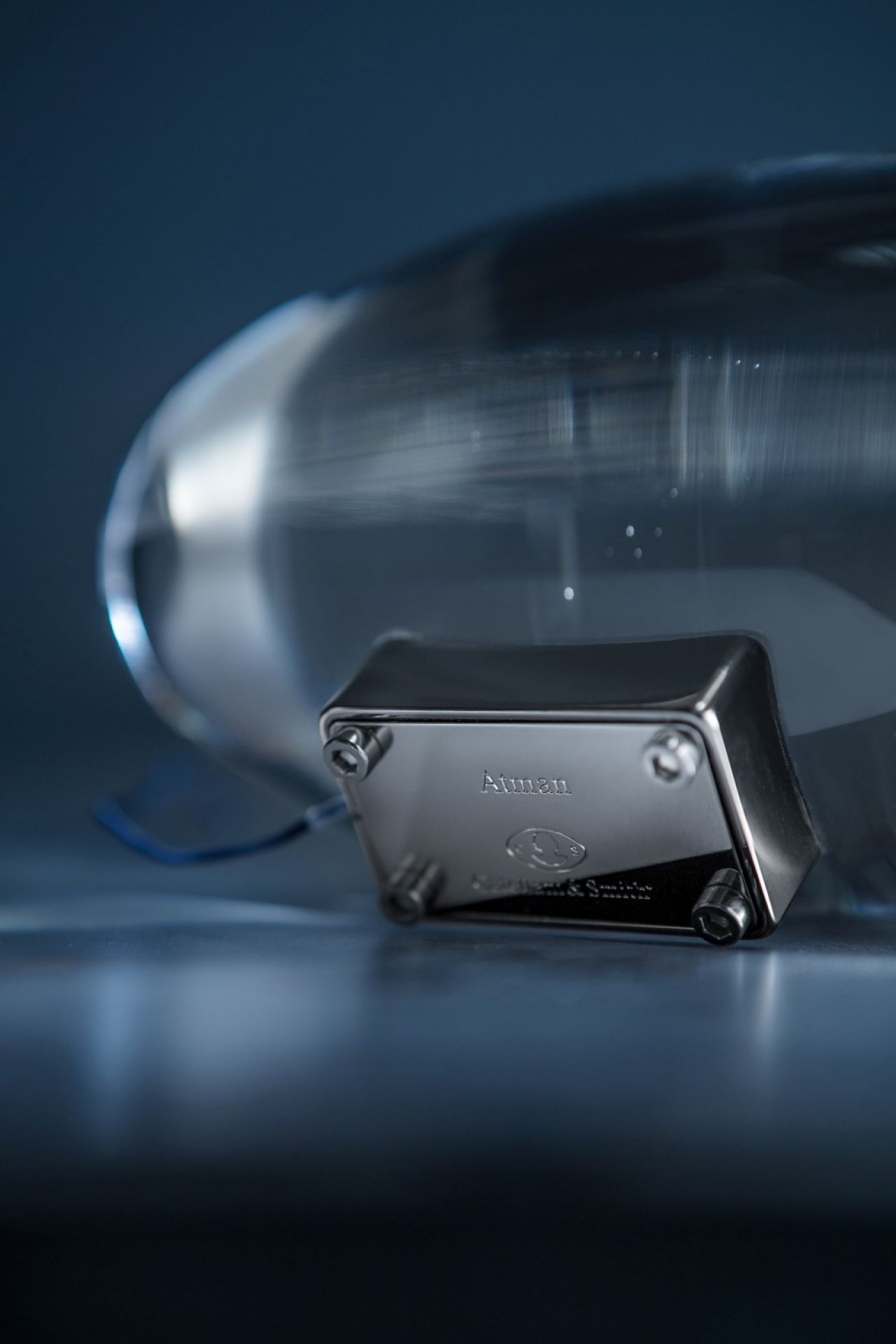 Nahaufnahme der Atman LED Tischleuchte von Catellani & Smith mit transparentem Glaskörper.