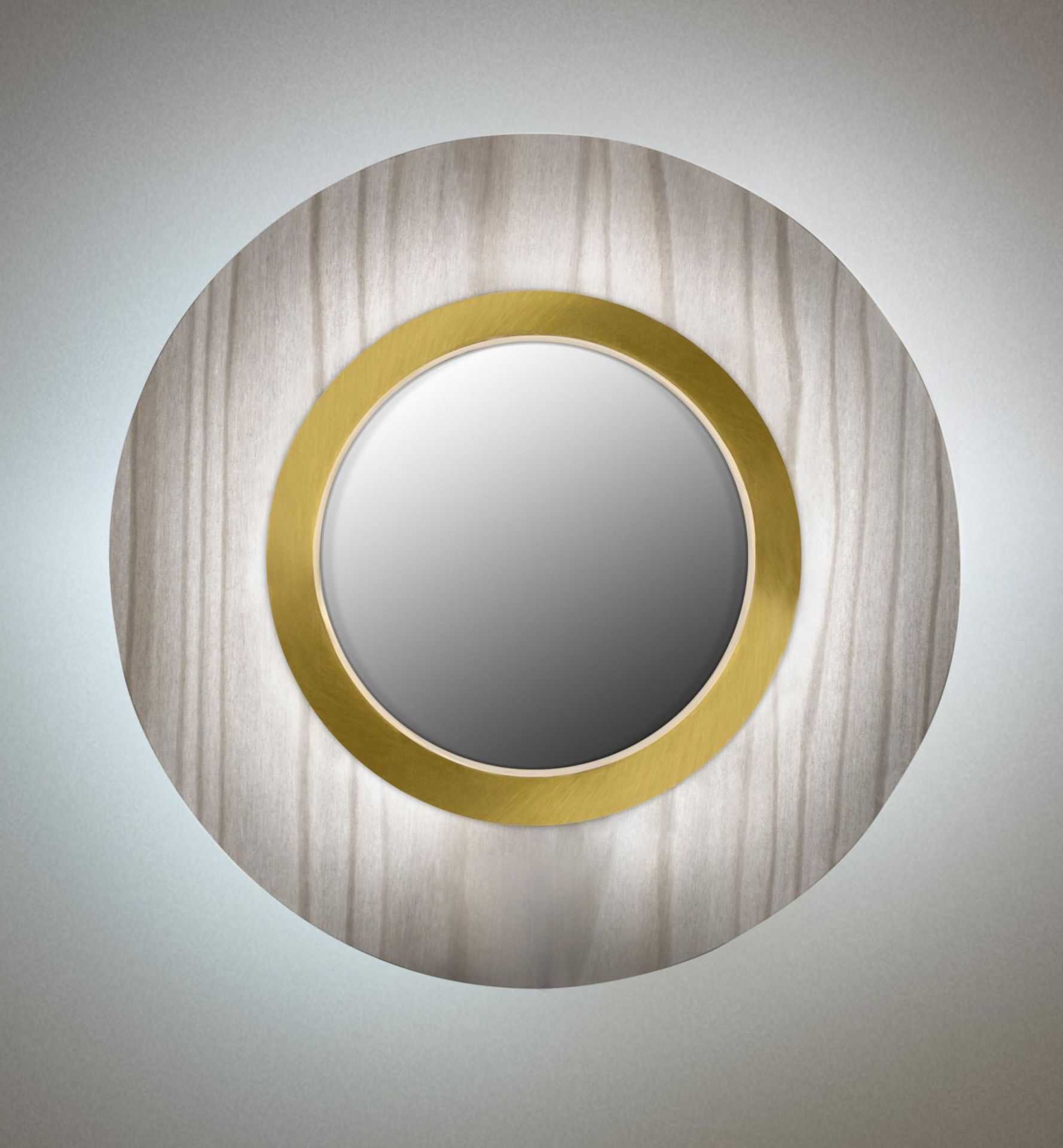 Lens LED Wandleuchte von LZF Lamps: Runde, graue Wandlampe mit goldenem Metallring.