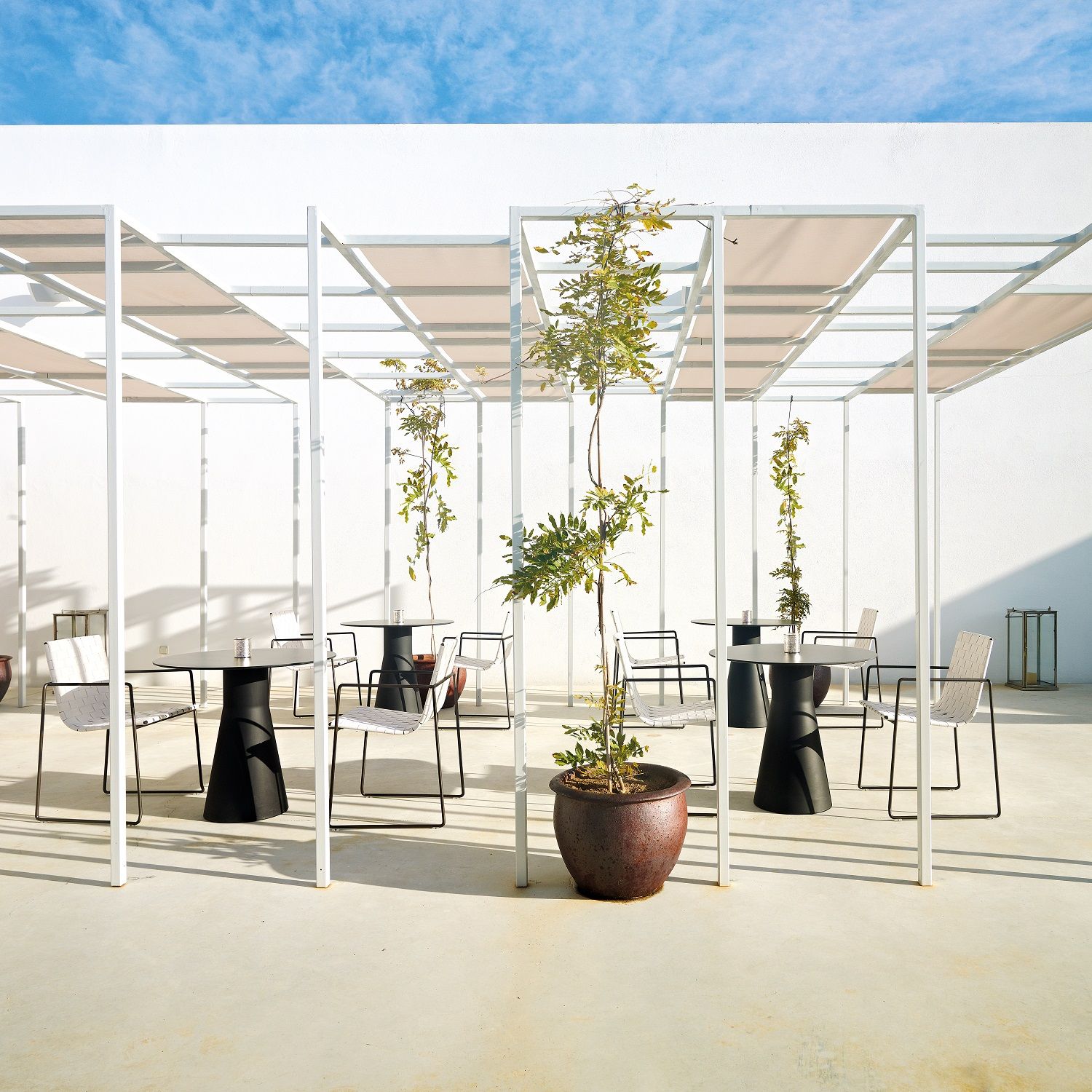 Trenza SO0700 Outdoor Armlehnenstuhl stapelbar Andreu World