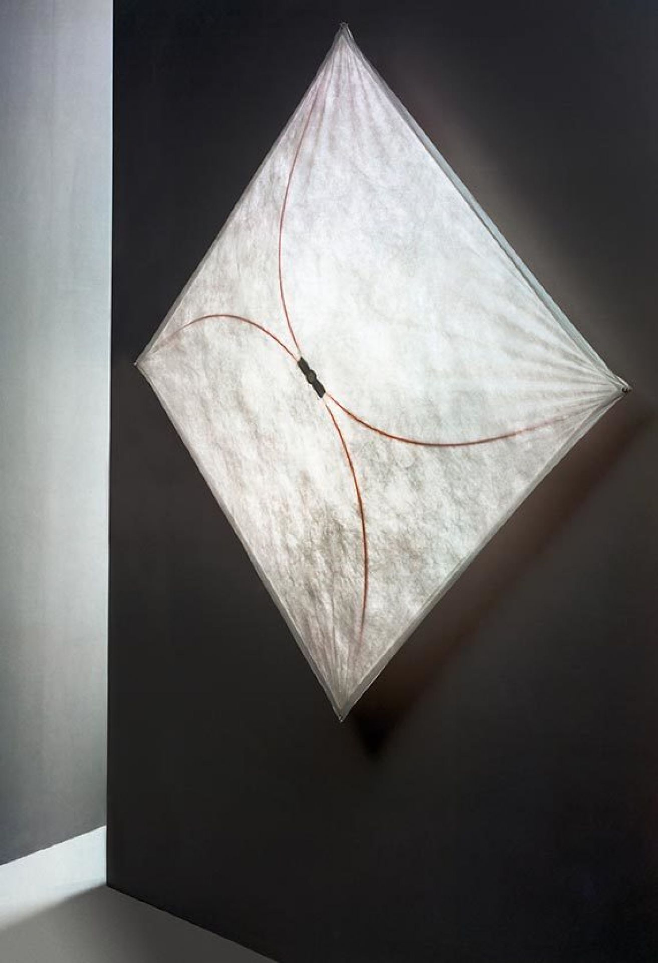 Ariette Wandleuchte von Flos, 100 cm, quadratisch, mit feinem, weißem Stoff und roten Akzenten.