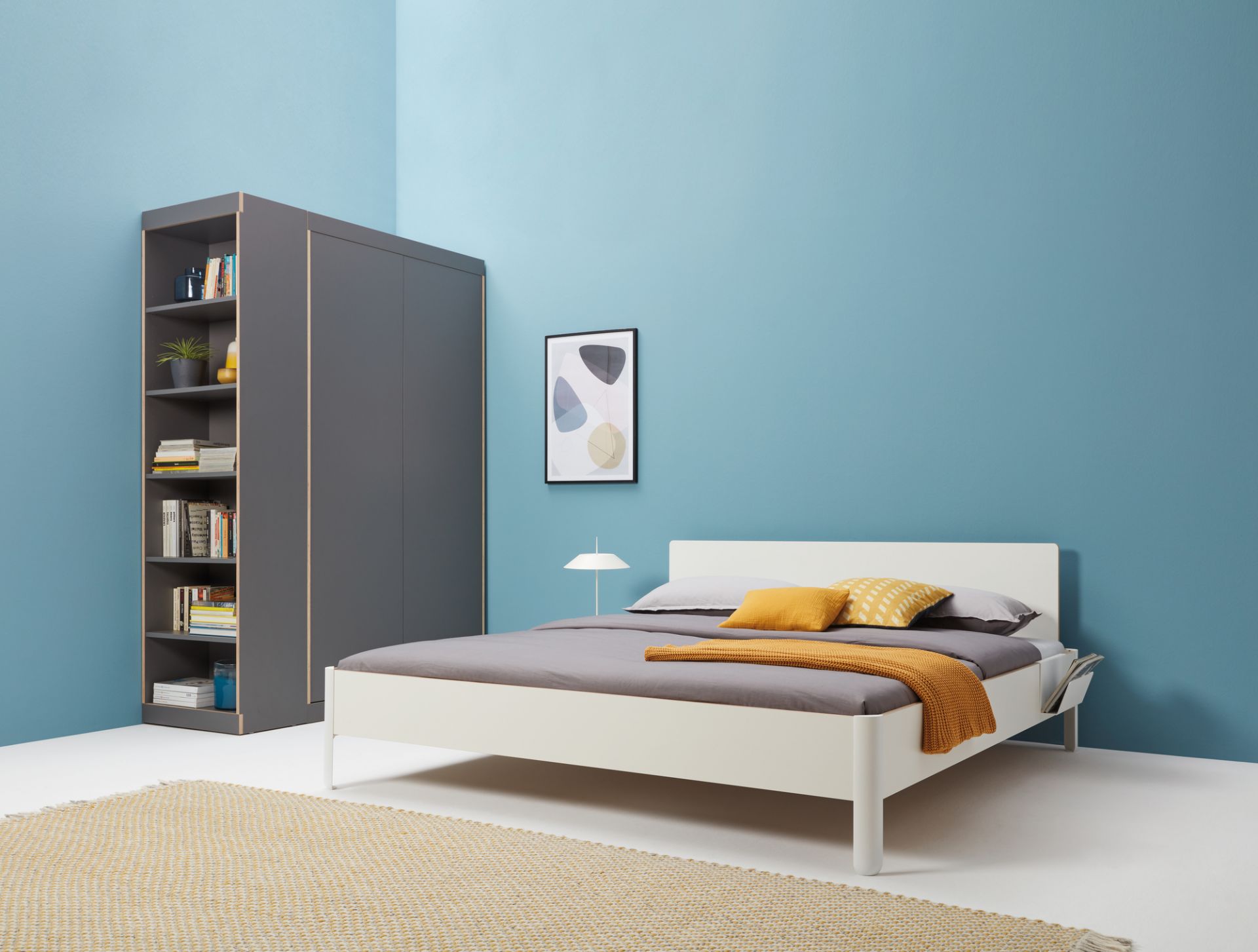 Weißes Nait Bett mit Kopfteil von Müller Möbelwerkstätten, Größe 180x200 cm, im modernen Schlafzimmer.