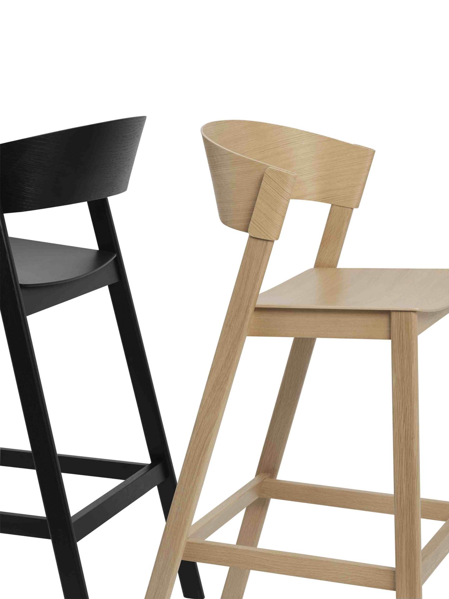 Zwei Muuto Cover Barstools, Barhocker aus Holz in Schwarz und Natur, H 75 cm, Detailansicht.