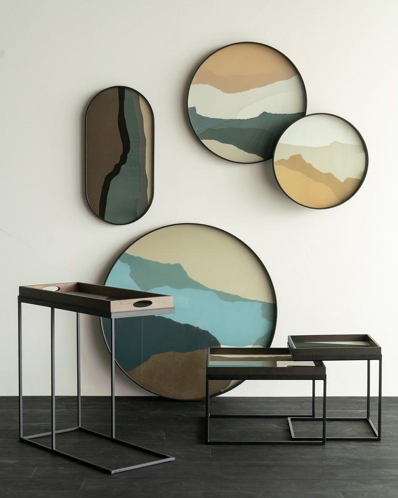 Ethnicraft Tray Tablett für quadratischen Couchtisch, Glasplatte mit abstraktem Design, modernes Wohnzimmer-Interieur mit Beistelltischen.