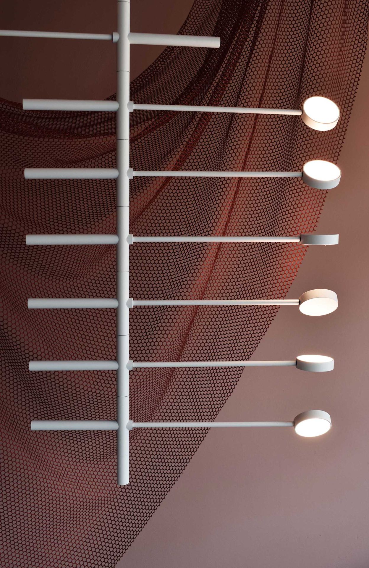 KINGPIN Pendelleuchte: Moderne, weiße Hängelampe mit runden Leuchten und minimalistischem Design.