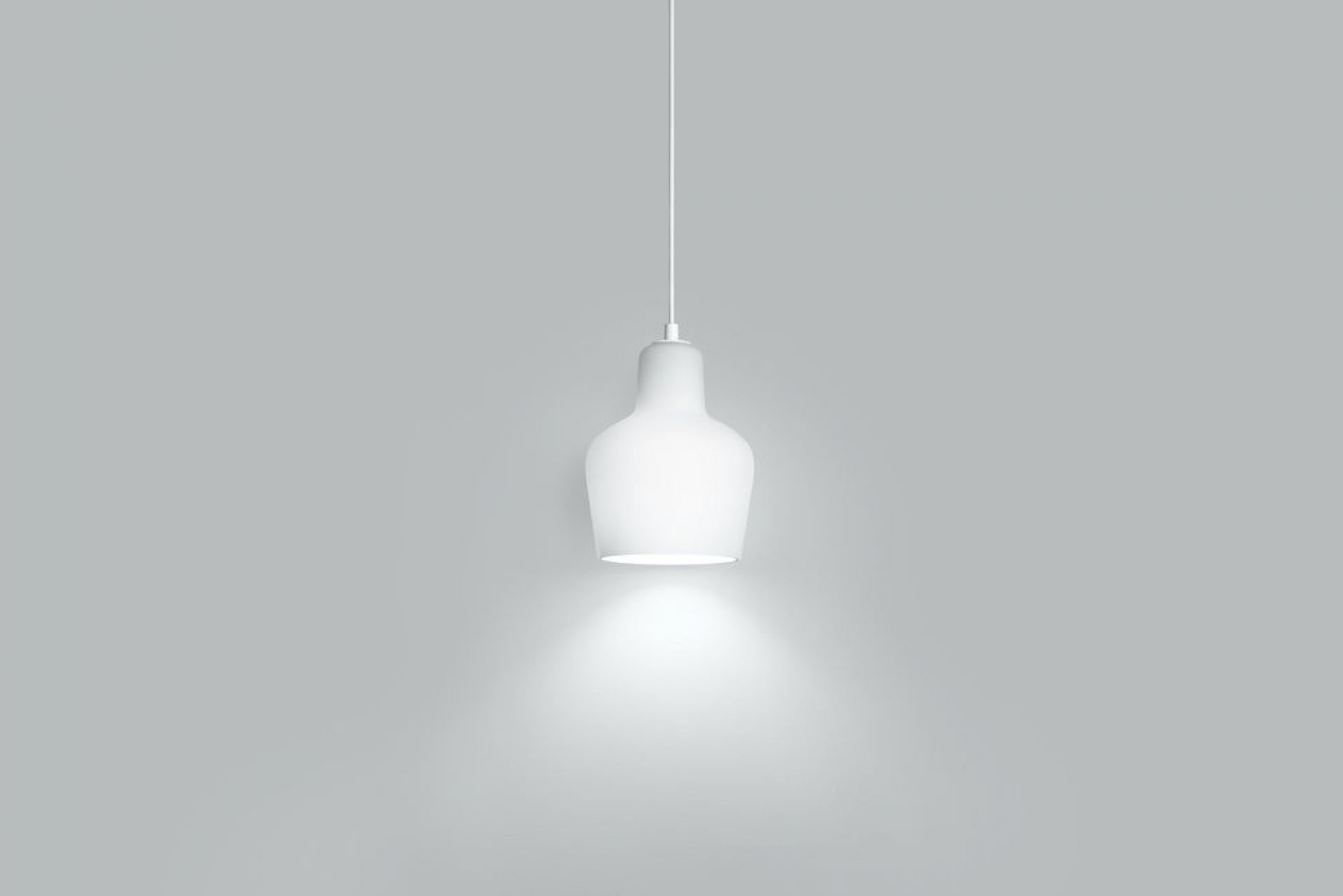 Weiße A440 Artek Hängeleuchte mit sanftem Lichtkegel vor grauem Hintergrund. Design Lampe für Wohnräume.