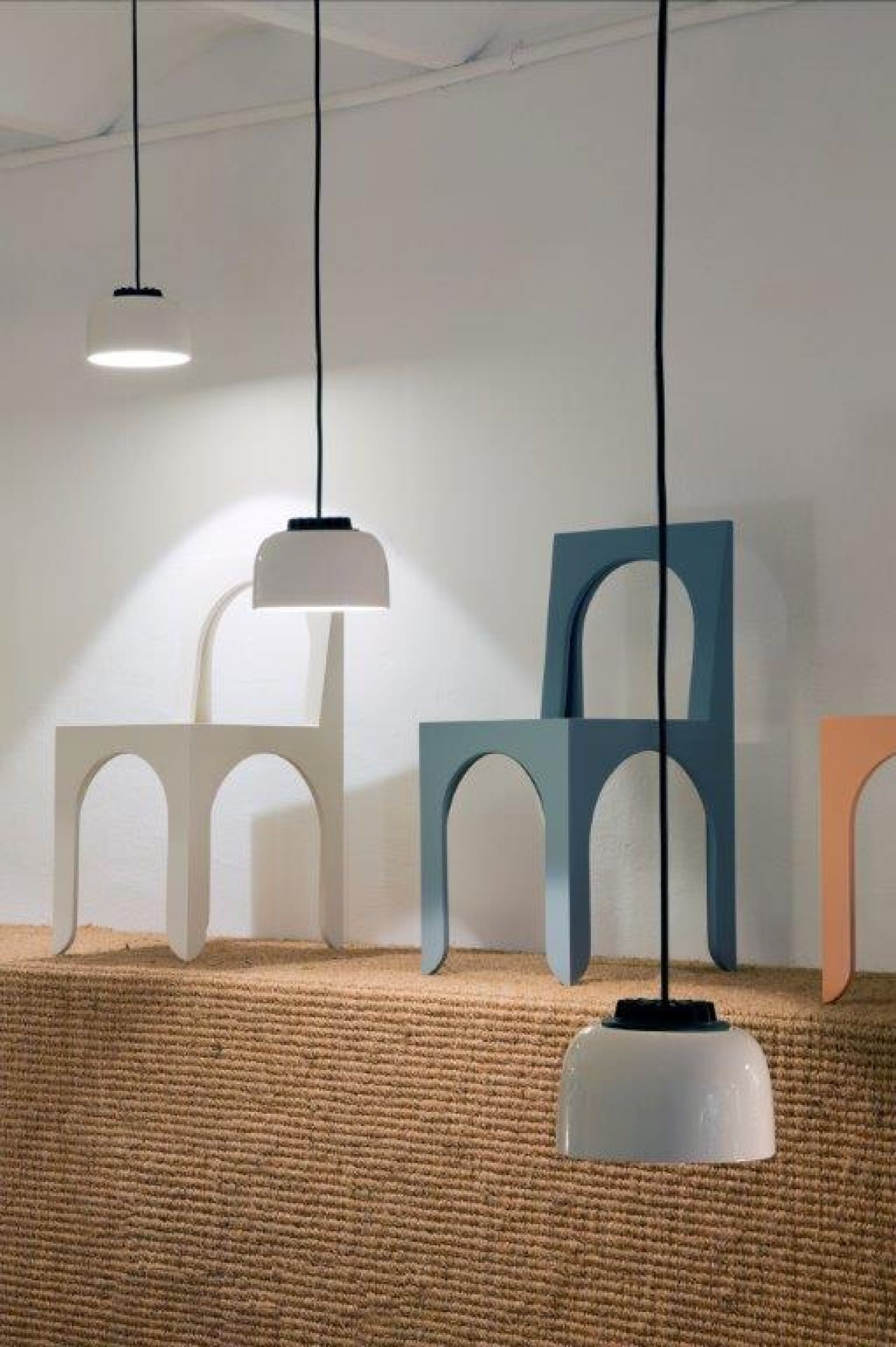 Headhat Keramik Pendelleuchte von Santa & Cole, weiße Hängelampe mit Keramikschirm.