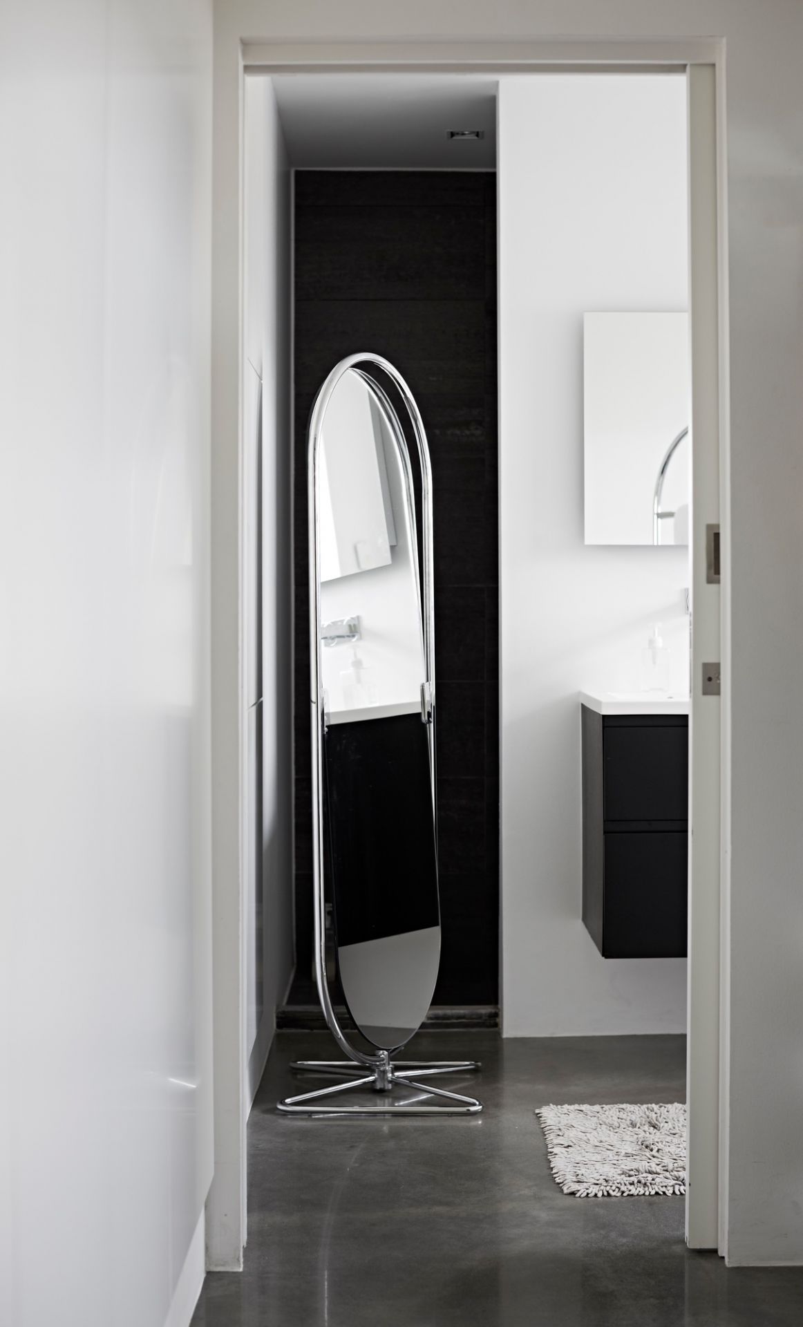 System 1-2-3 Spiegel von Verpan, freistehend im Badezimmer mit Chromgestell und ovaler Form.