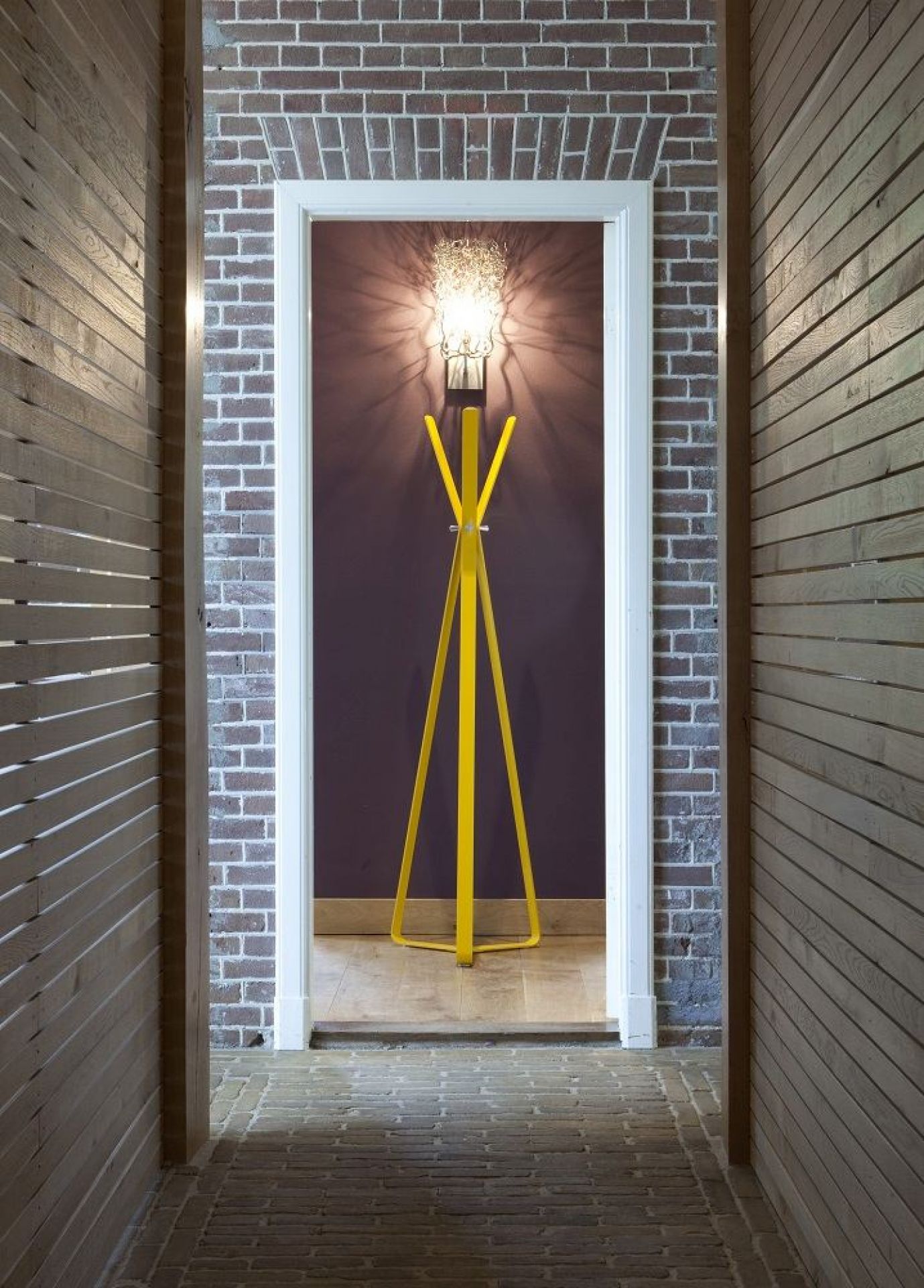 Gelbe Bend Standgarderobe von Cascando im Flur, moderne Garderobenständer für Büro und Zuhause.