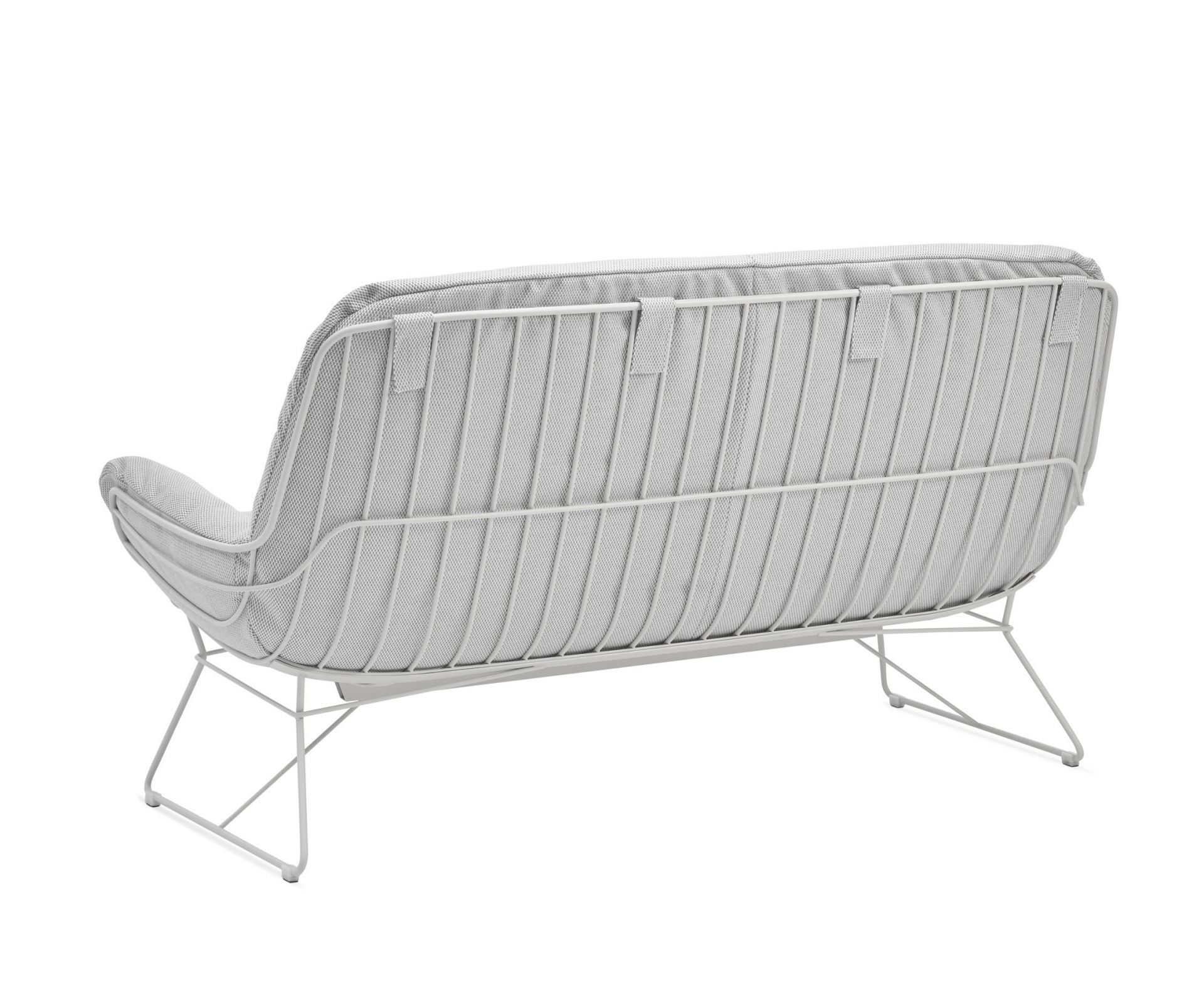 Rückansicht der Leyasol Lounge Couch von Freifrau Manufaktur, modernes Design mit grauem Stoffbezug.