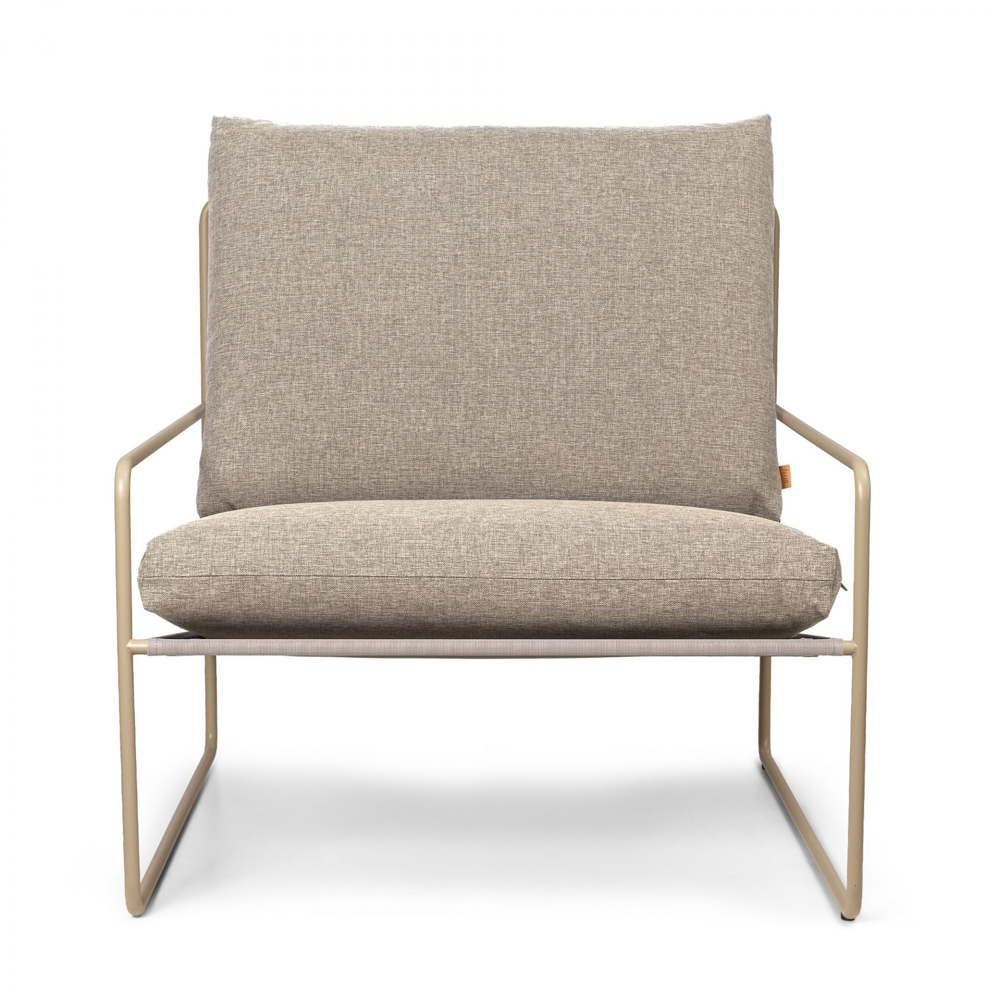 Desert Sessel von Ferm Living, 1-Sitzer Outdoor Möbel mit Cashmere-farbenem Gestell.