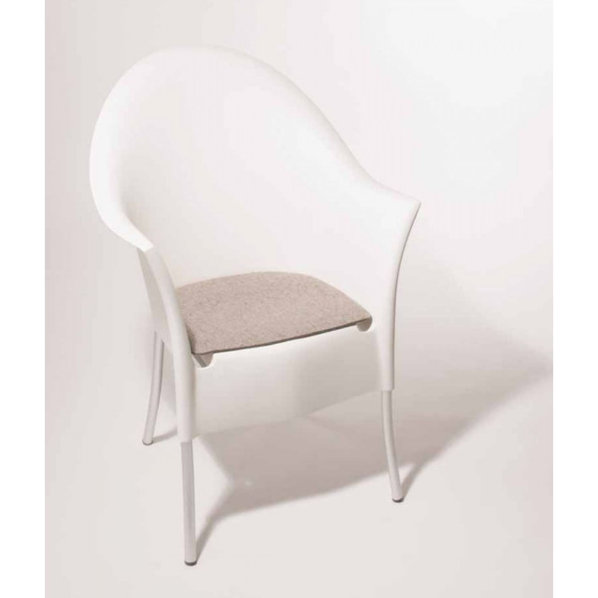 Weiße Lord Yo Stuhl mit Filz Sitzauflage von Parkhaus Berlin für bequemes Sitzen.