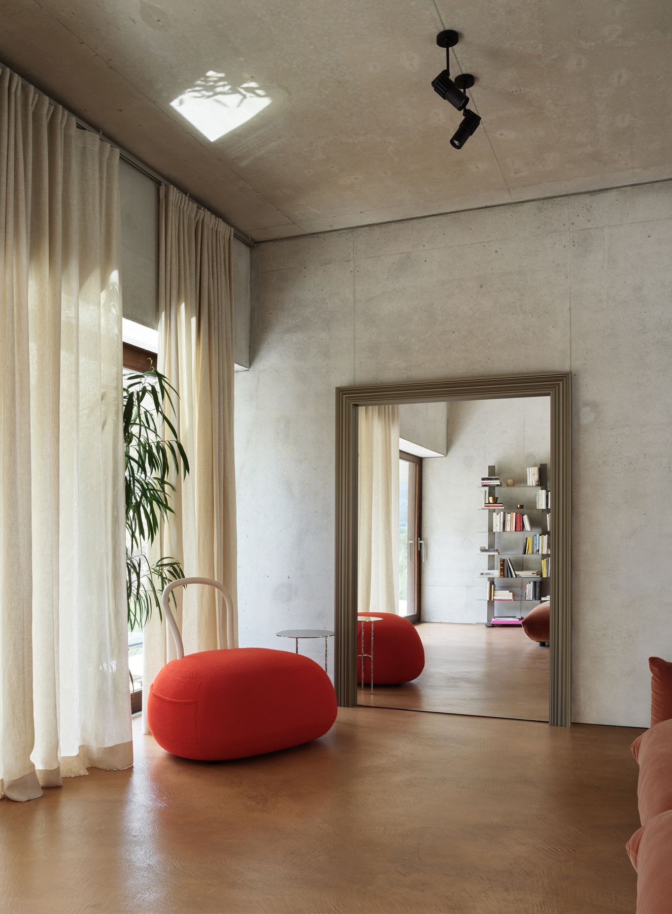 Oodh Standspiegel von Opinion Ciatti in modernem Wohnraum mit rotem Sessel und Betonwand.