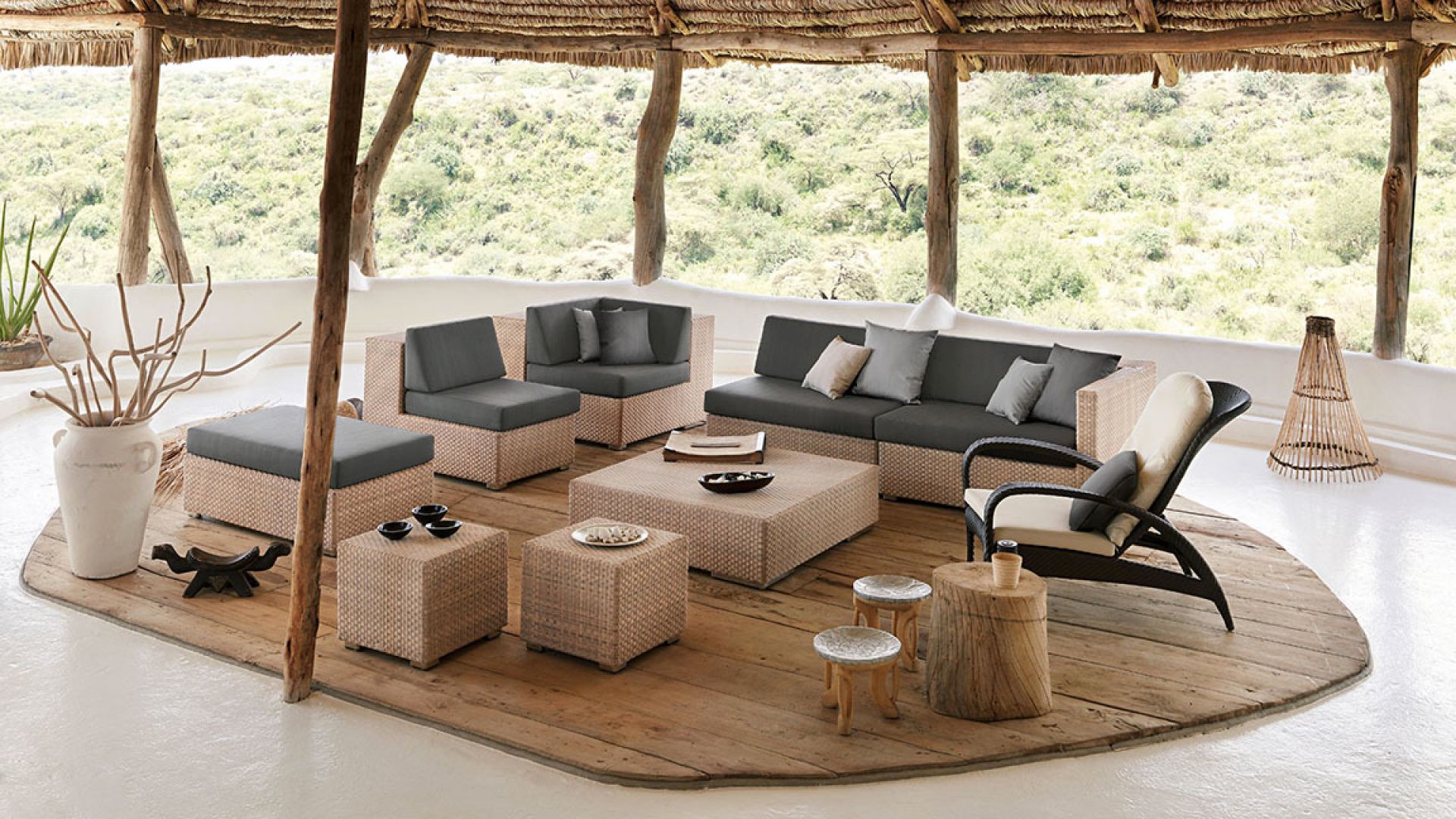 Dedon Lounge Modul Rechts: Gartenmöbel Set aus Rattan mit grauen Kissen auf Holzterrasse.