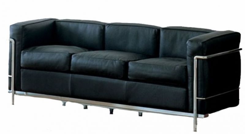 Schwarzes Cassina Dreisitzer Sofa mit Lederbezug und verchromtem Stahlgestell. Modernes Design für Wohnzimmer.