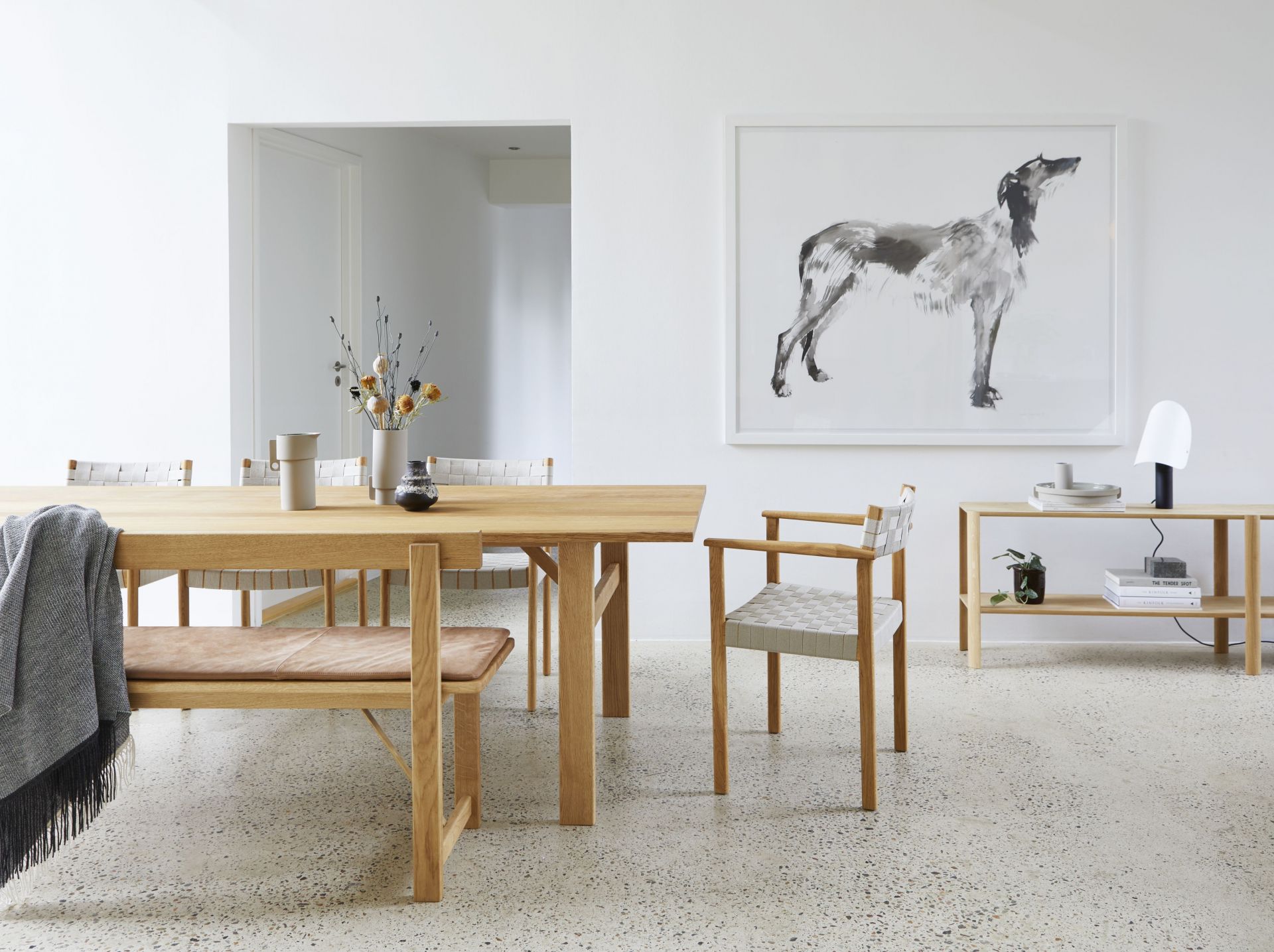 Helles Esszimmer mit Form & Refine Leaf Regal aus geölter Eiche und passenden Möbeln.