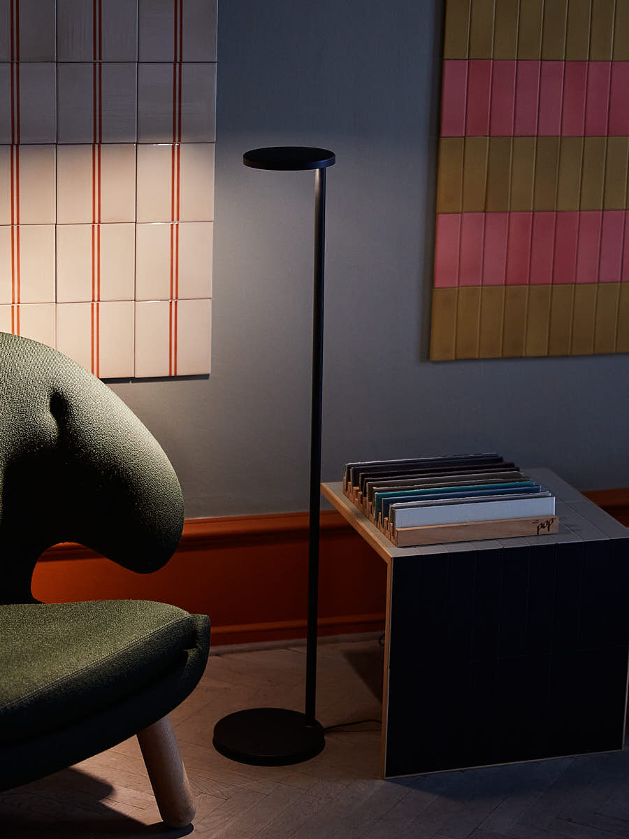 Oblique Stehleuchte in Anthrazit matt, minimalistisches Design, modernes Wohnzimmerambiente, Flos Lampe, indirektes Licht.