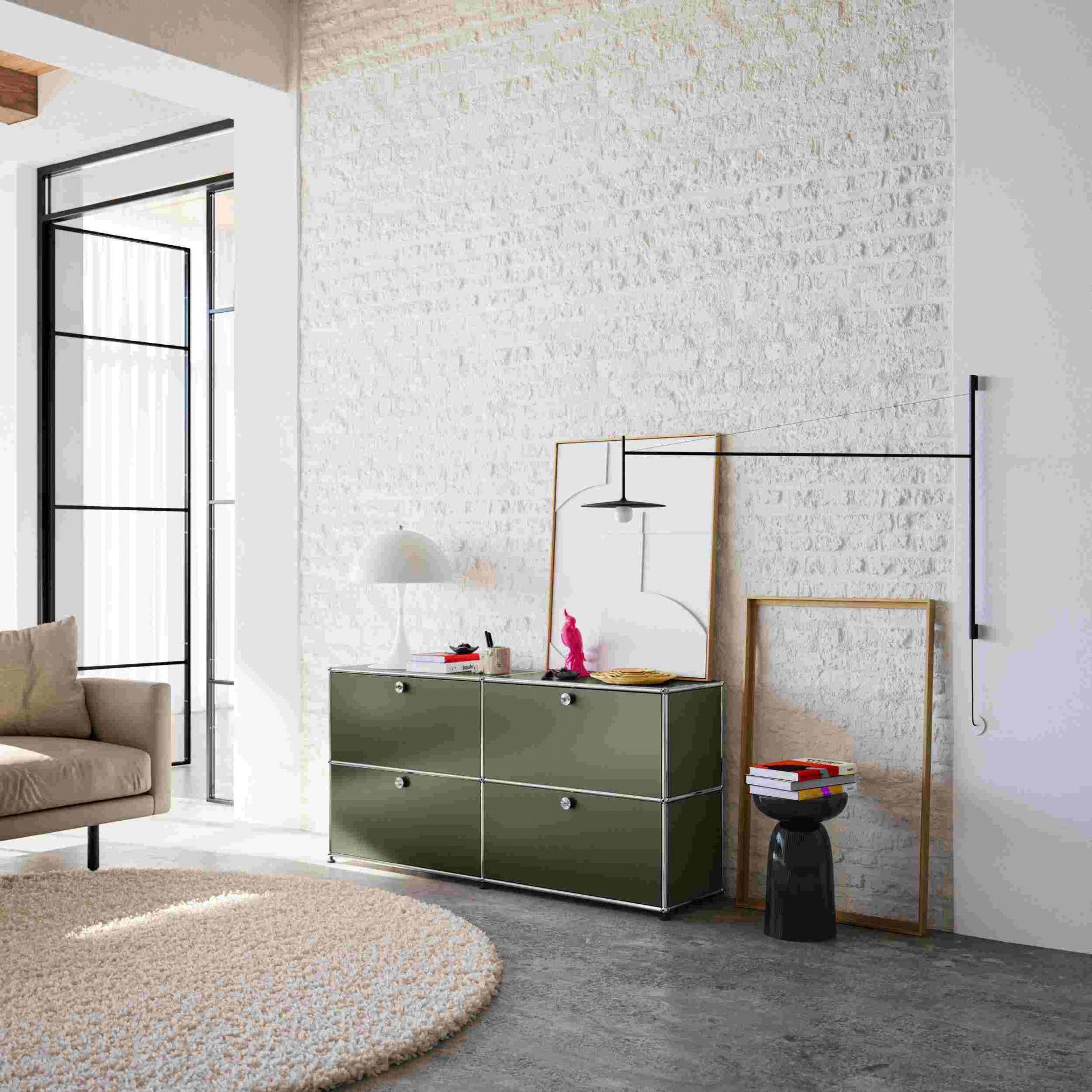 USM Haller Sideboard in Olivgrün mit vier Klapptüren im modernen Wohnzimmer, Stauraum Möbel.