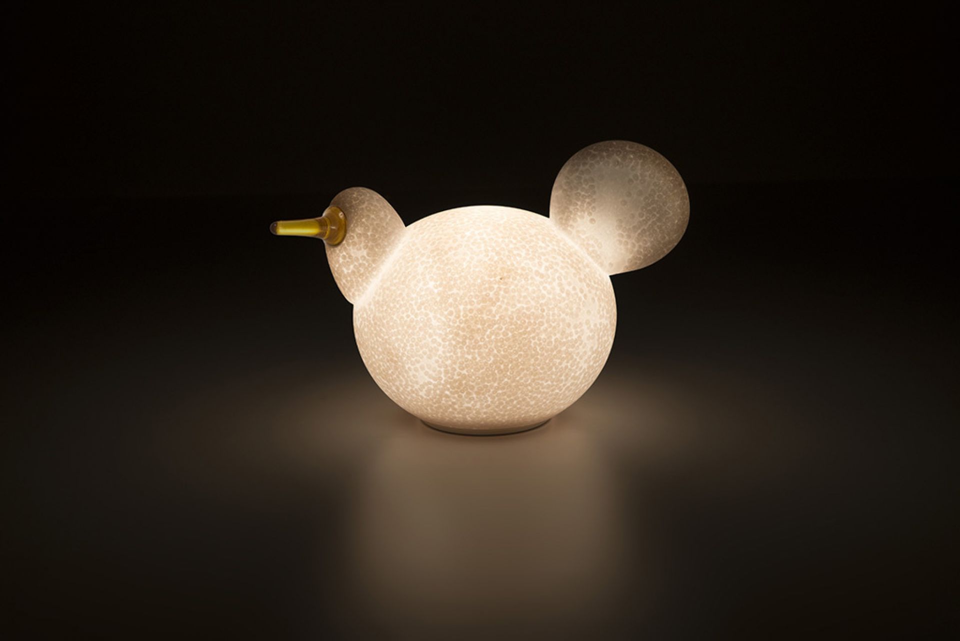 Nahaufnahme der beleuchteten Linnut Siiri Tischleuchte von Magis in Vogelform. Design Lampe für Kinderzimmer.