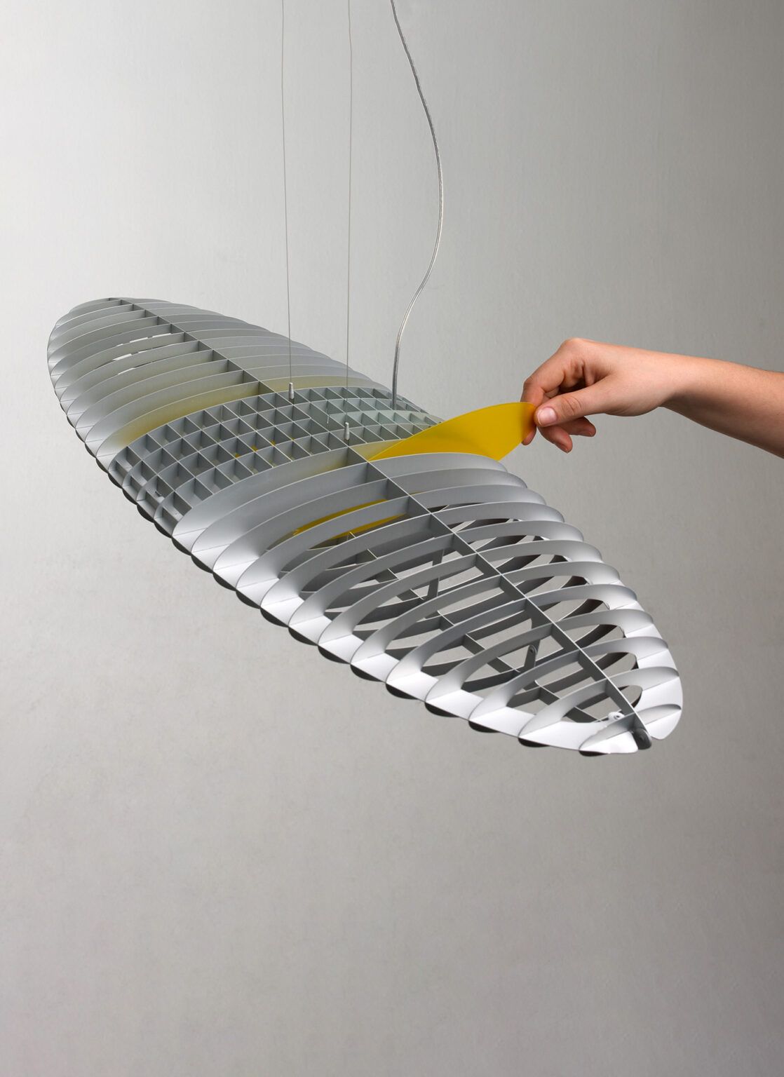 Silberne D17 Titania Hängeleuchte von Luceplan mit gelbem Farbfilter, moderne Pendelleuchte für Wohnräume.