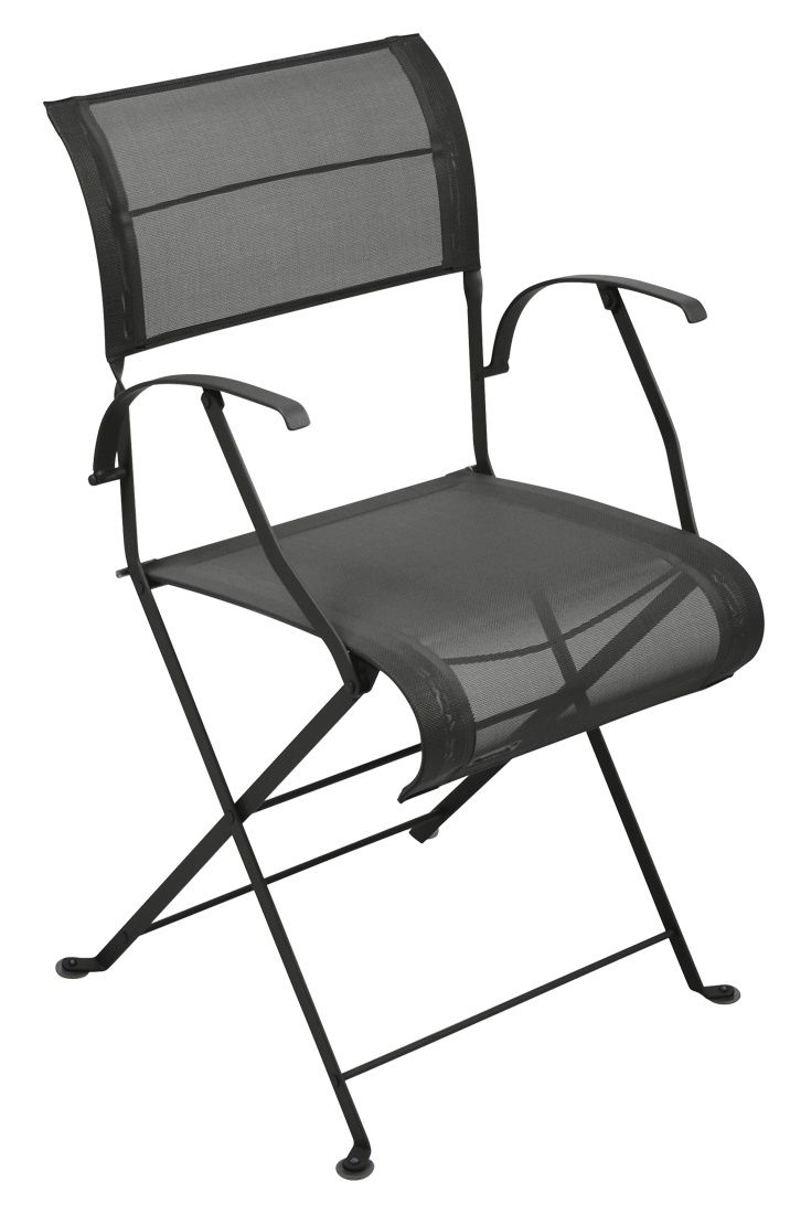 Schwarzer Fermob Dune Premium Stuhl für den Außenbereich, klappbar, mit Armlehnen und Netzbespannung.