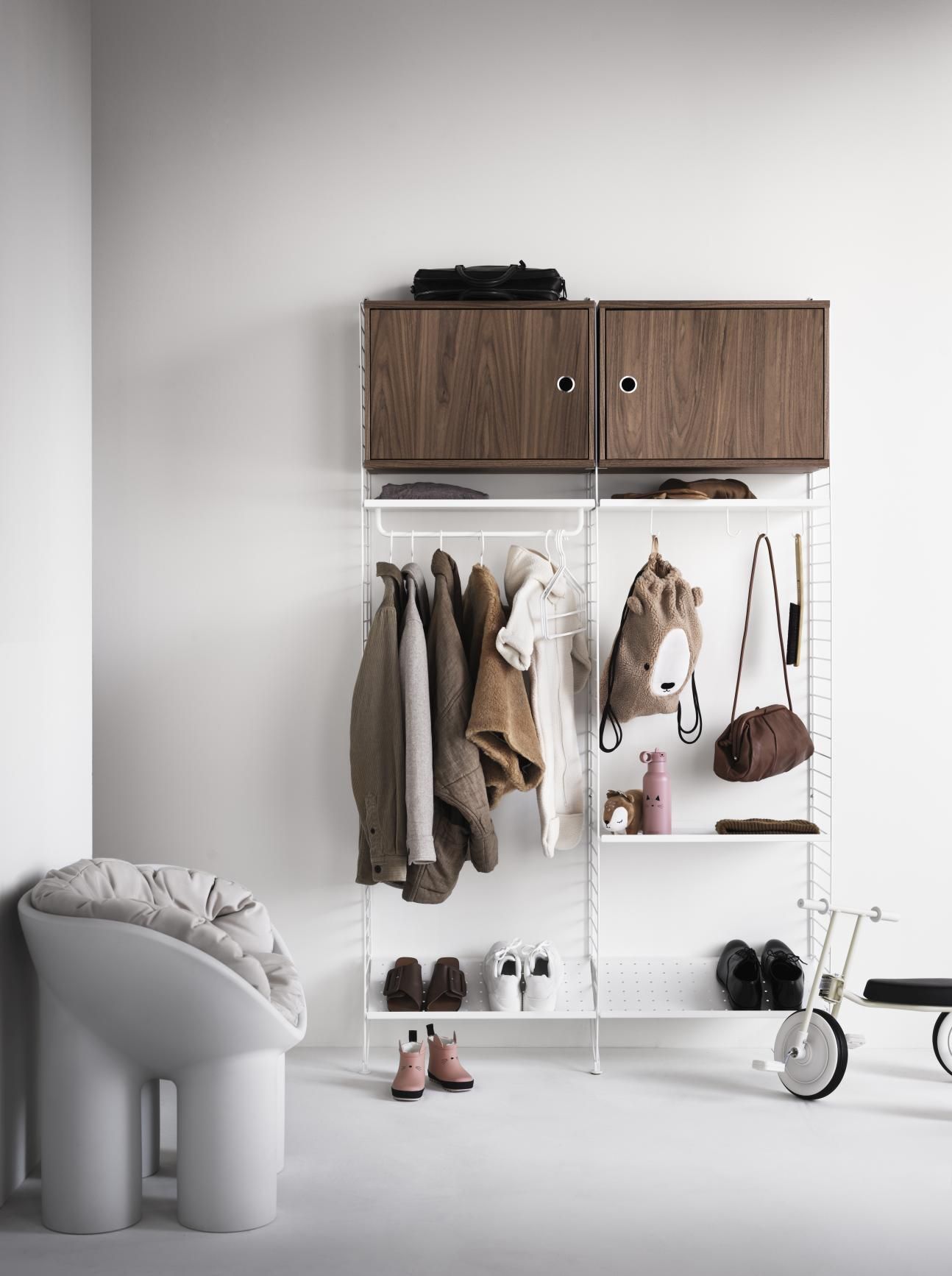 Flur-Konfiguration mit String Regal: Garderobe, Schränke und Ablageflächen für Kleidung, Schuhe und Accessoires.