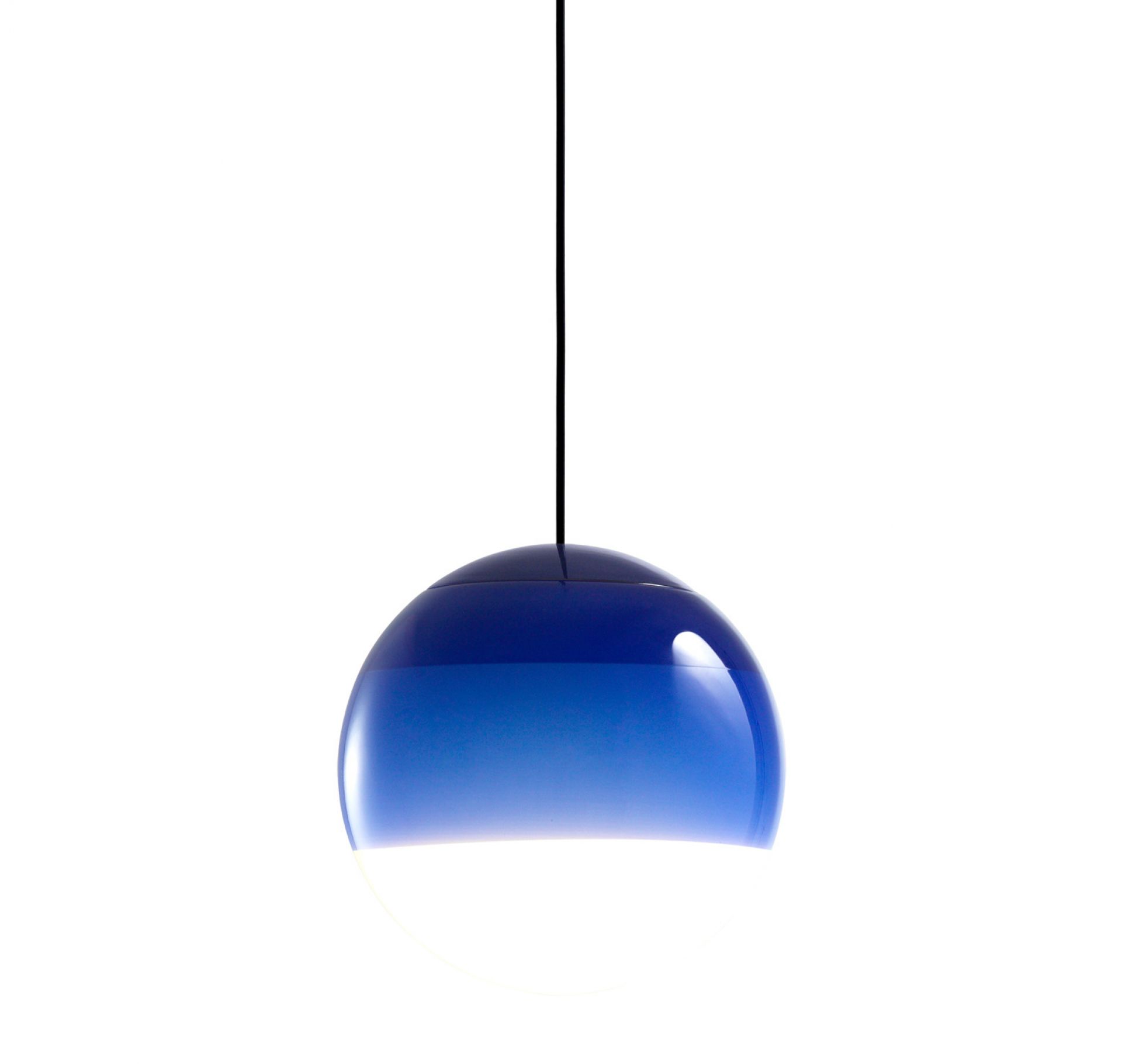 Nahaufnahme der blauen Dipping Light Pendelleuchte von Marset, moderne Hängelampe für Wohnräume.