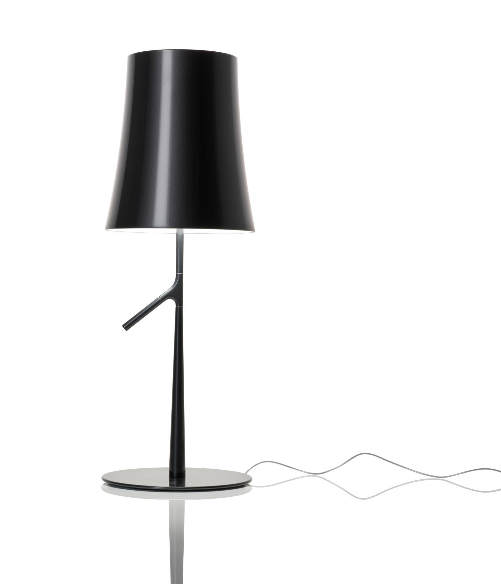 Graphitfarbene Birdie Piccola LED Tischleuchte von Foscarini mit konischem Lampenschirm und filigranem Design.