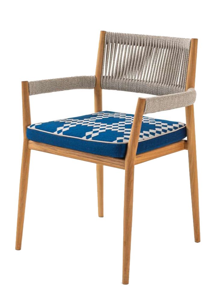 Dine Out Chair Stuhl mit blau-weiß gemustertem Sitzkissen und Armlehnen, Cassina Design.