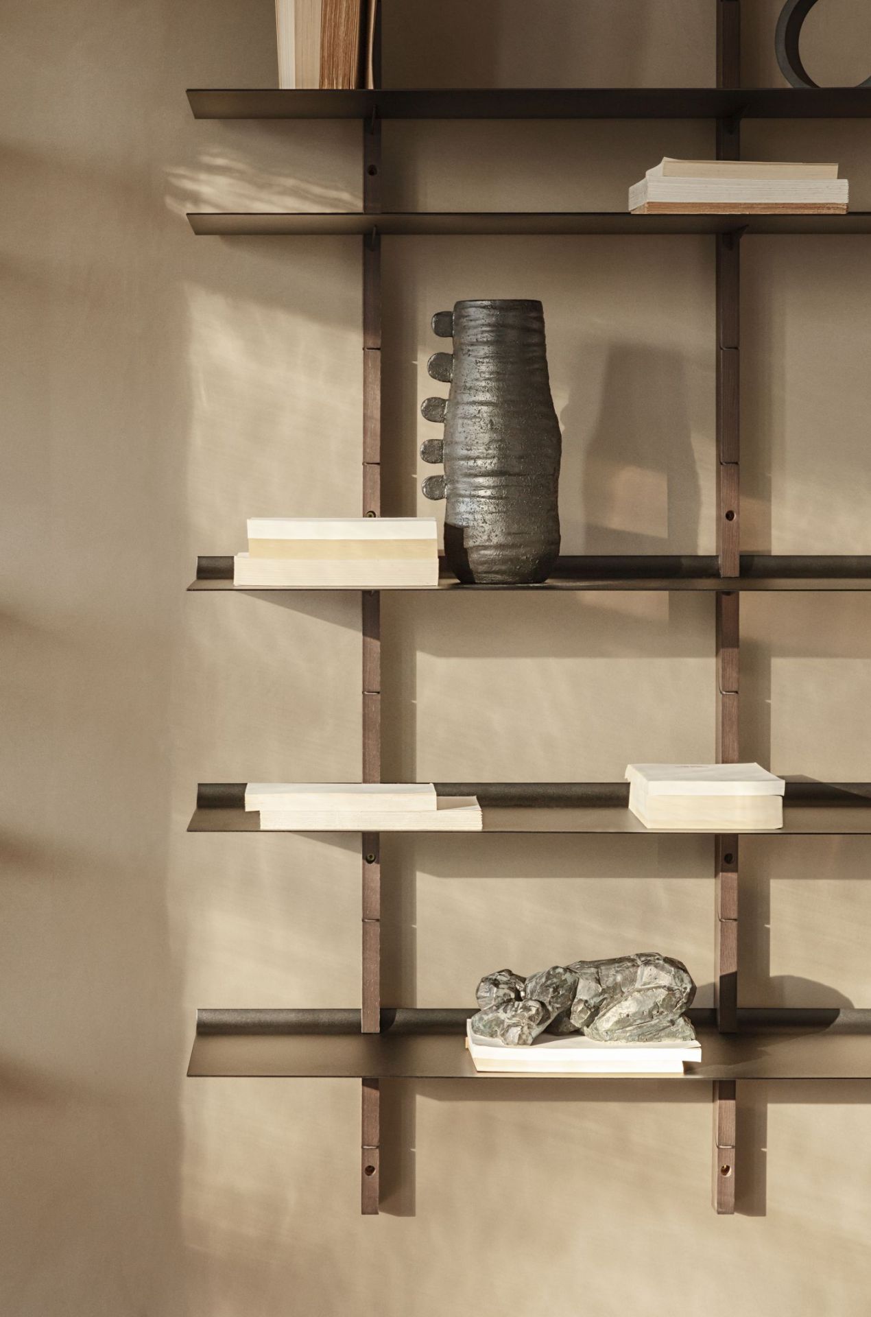 Detailaufnahme des Smile Regal Sets in Eiche mit Dekorationen. Modernes Wandregal für Wohnzimmer und Büro.