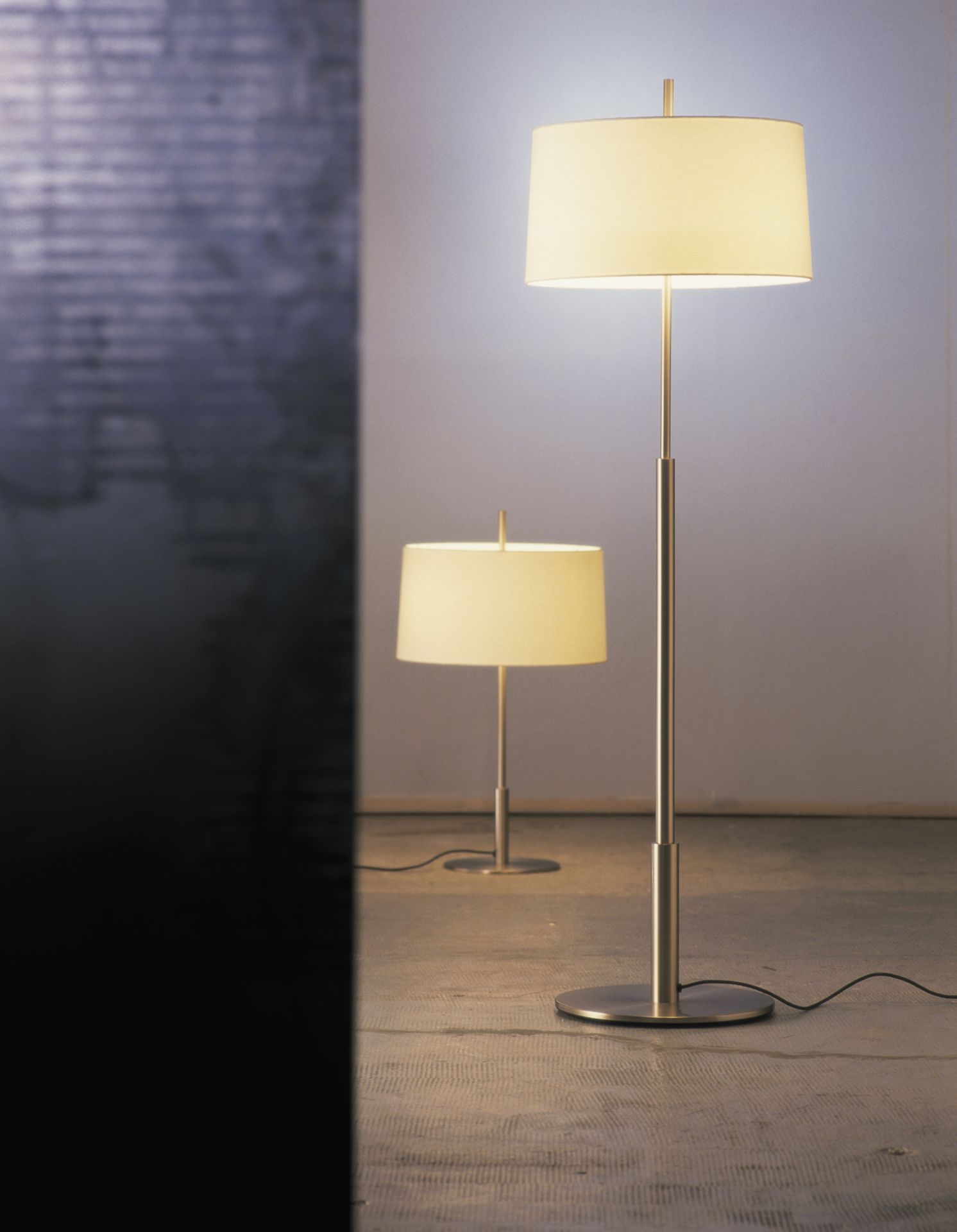 Diana Stehleuchte von Santa & Cole: Moderne Stehlampe mit Stoffschirm und sanftem Licht.