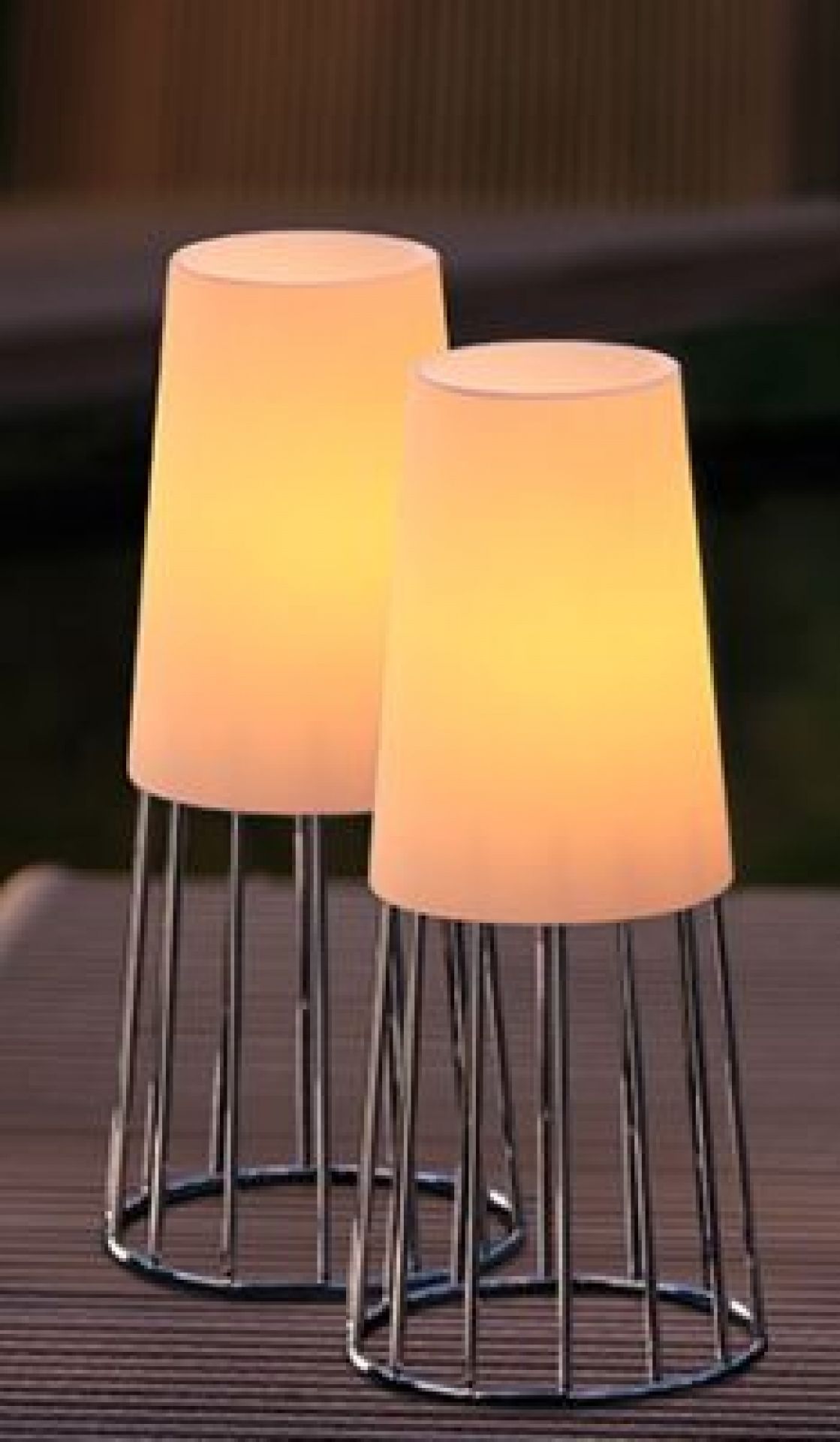 Zwei leuchtende Lighthouse Teelichthalter von Philippi mit modernem Design und Metallgestell. Dekorative Windlichter für stimmungsvolle Beleuchtung.