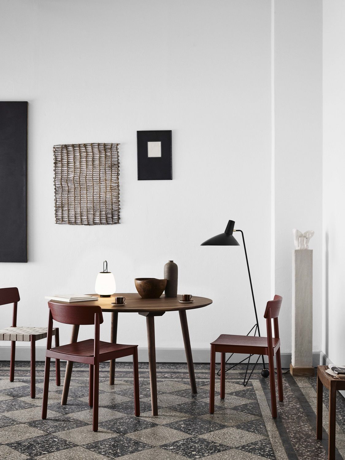 Innenaufnahme mit AndTradition Betty TK2 Chair Stühlen in Rotbraun um einen runden Esstisch.