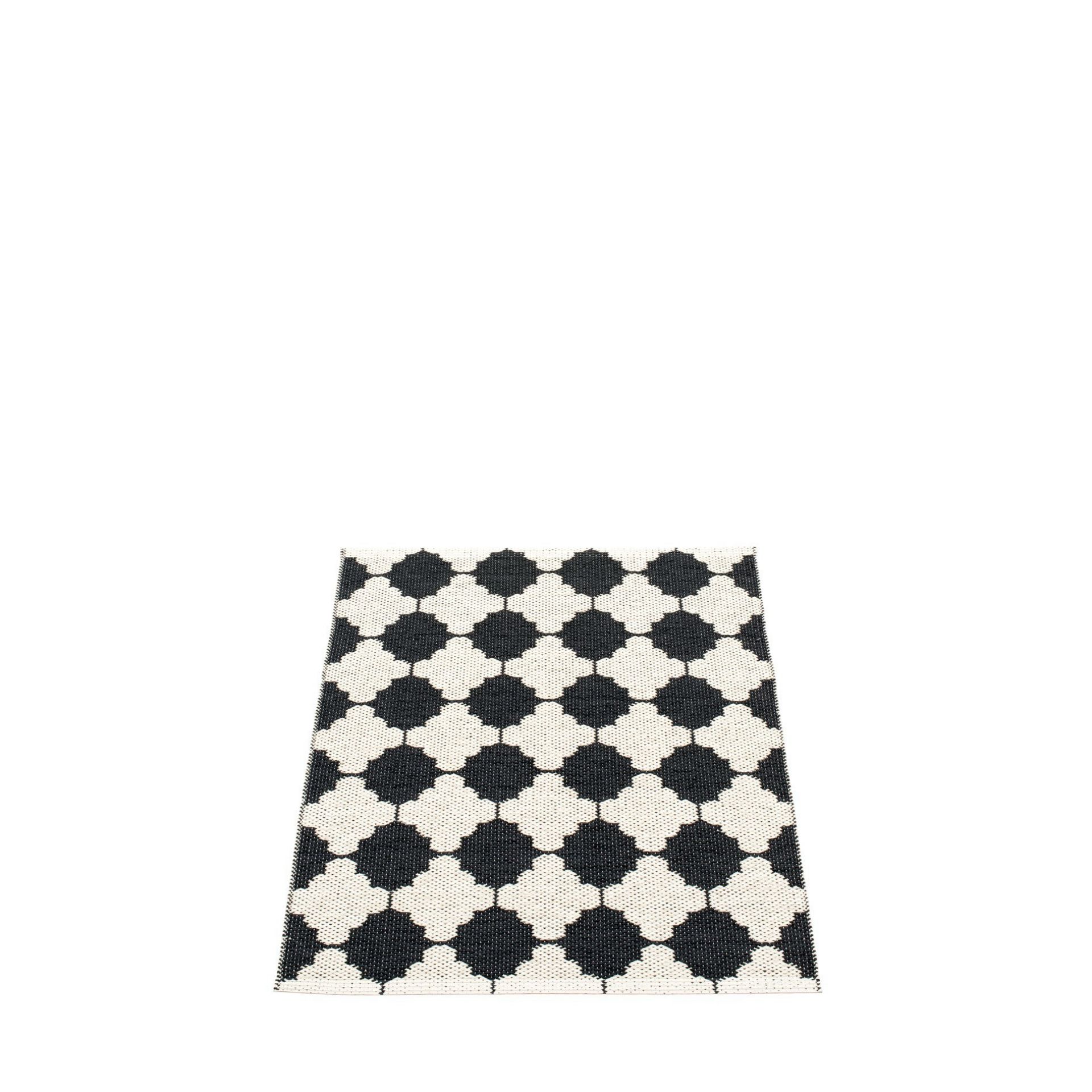 Marre Kunststoffteppich von Pappelina, 70x90 cm, mit grafischem Rautenmuster in Schwarz und Vanille.