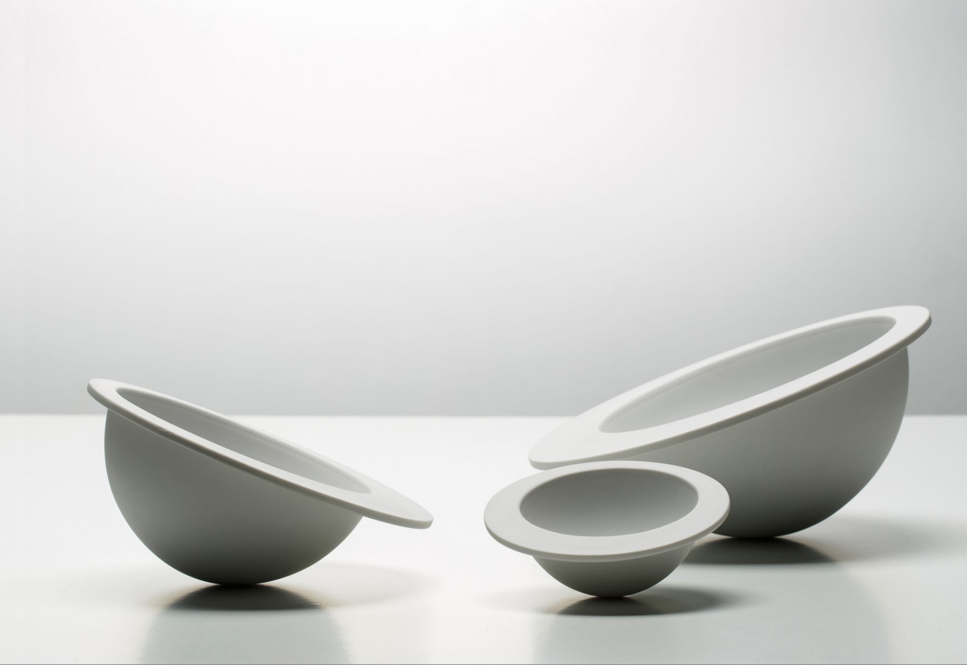 Drei weiße Pivot Schalen in verschiedenen Größen, moderne Deko Schale Favius 16 cm.