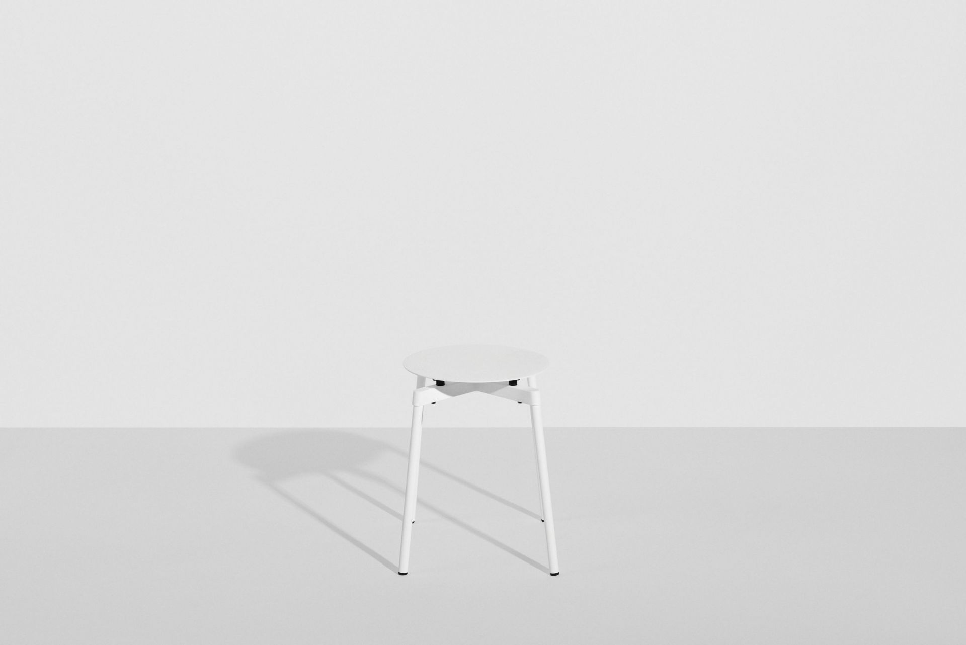 Weißer Fromme Stool Hocker von Petite Friture mit runder Sitzfläche und filigranen Beinen.