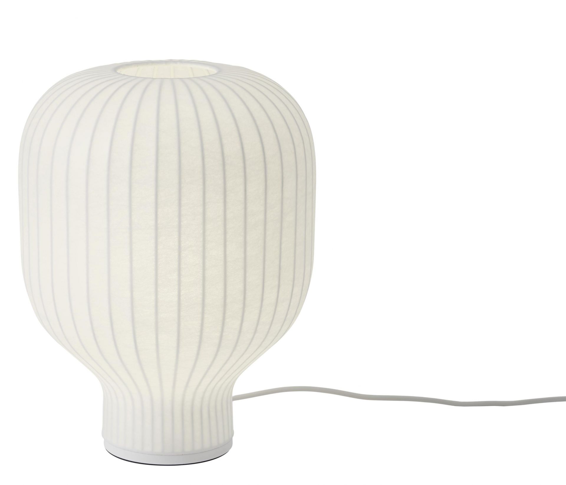 Weiße Muuto Strand Tischleuchte mit geripptem Lampenschirm für stimmungsvolle Beleuchtung im Wohnraum.