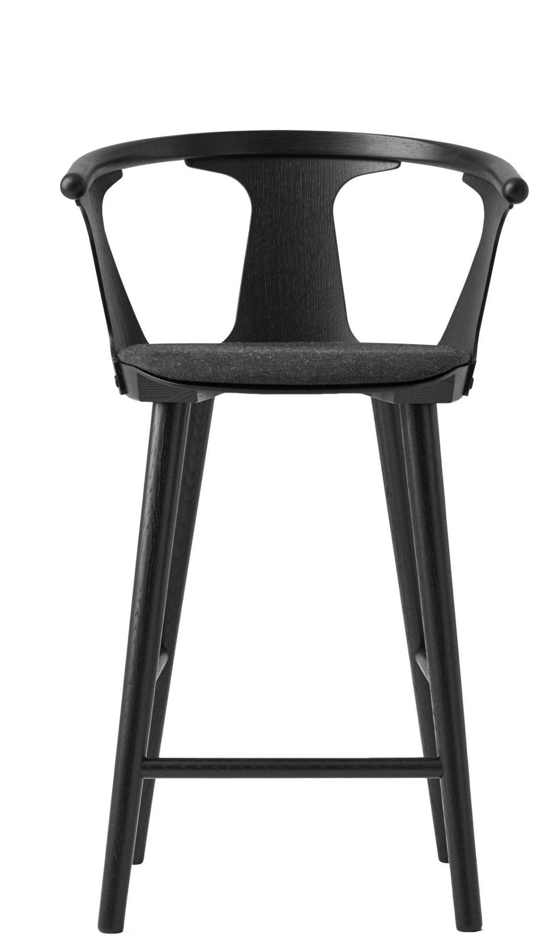 Schwarzer In Between Barhocker SK10 von AndTradition mit gepolstertem Sitz, Frontansicht. Design Barstuhl.