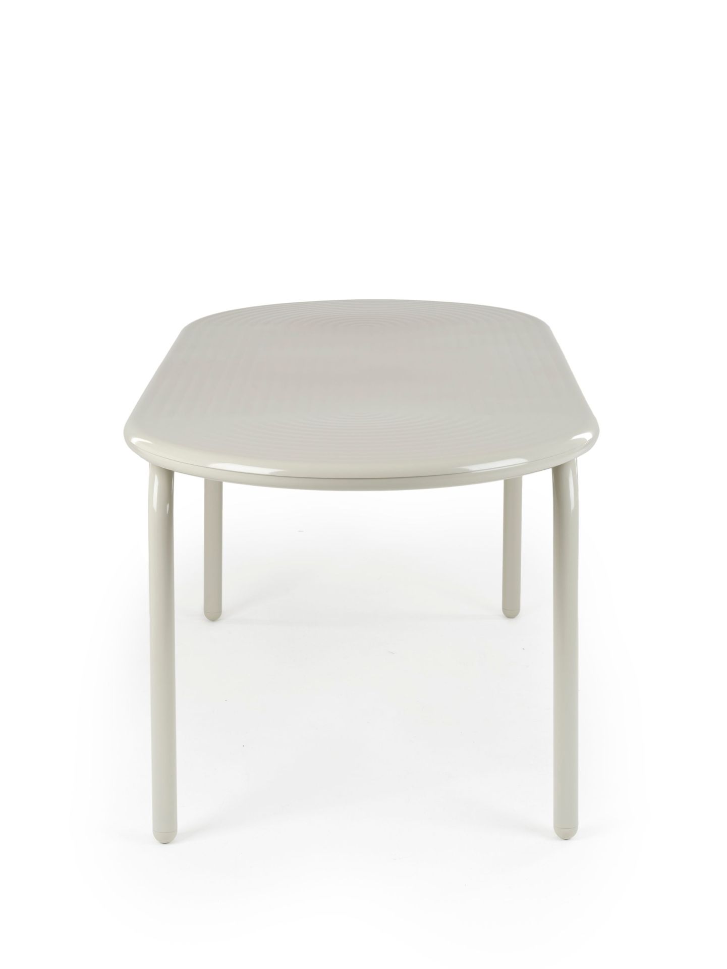 Groove Outdoor Tisch von Tom Dixon in Putty, moderner Gartentisch für Terrasse und Balkon.