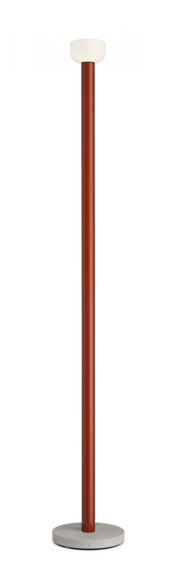 Bellhop Stehleuchte von Flos in Terrakotta mit grauem Fuß und weißem Lampenschirm.