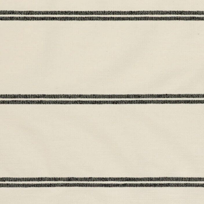 Detailaufnahme des Stoffes vom Mass Tagesbett Ohio Black mit schwarzen Streifen.