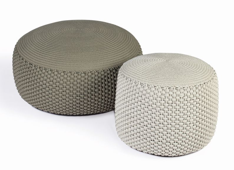 Zwei Weishäupl Pouf Hocker in Sand, groß, für Indoor und Outdoor, geflochtene Optik.