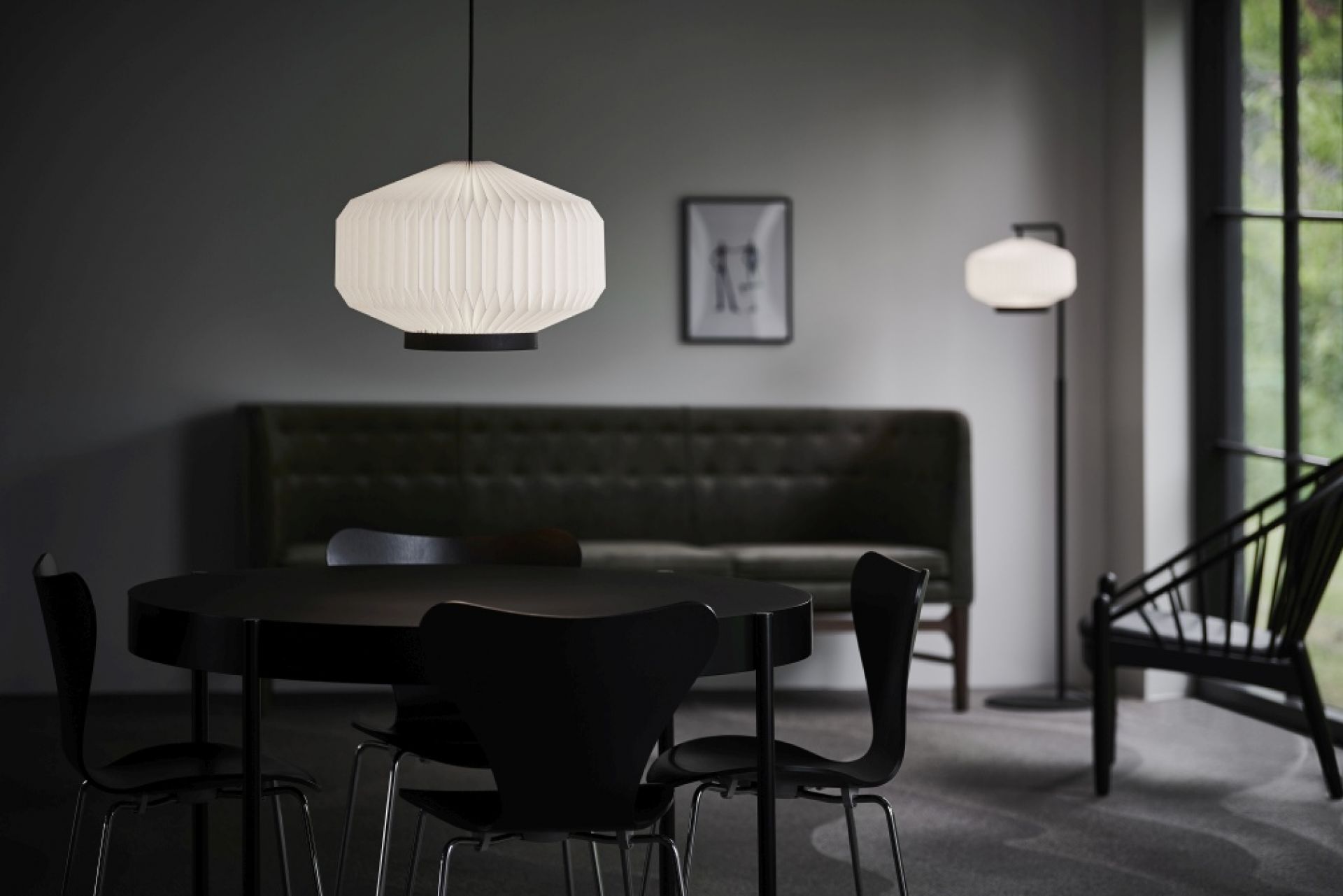 Shibui Pendelleuchte von Le Klint, Hängeleuchte aus Papier über Esstisch im modernen Interieur.