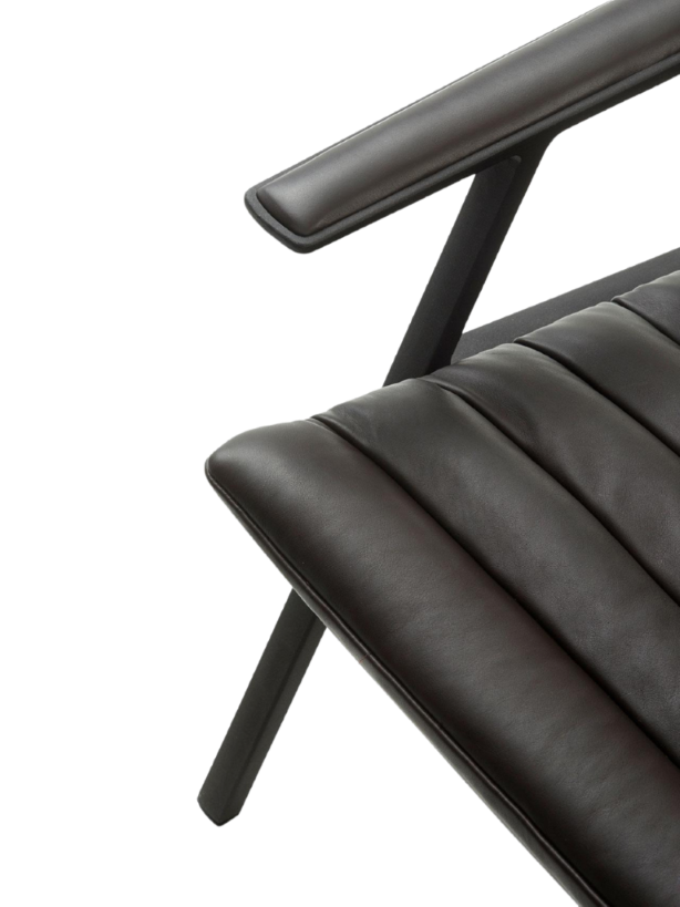 Detailaufnahme des Vipp Lounge Stuhls mit braunem Lederbezug und minimalistischem, dunklem Metallgestell.