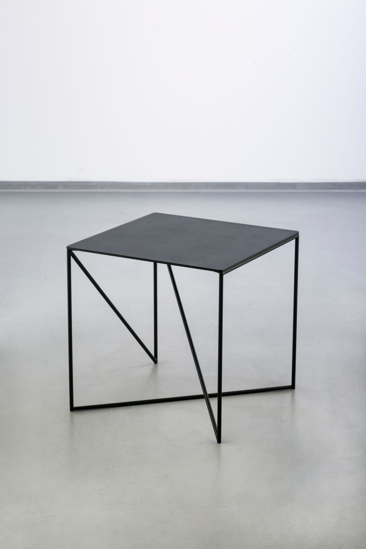 DOT Beistelltisch von Grupa, schwarzer, quadratischer Tisch mit minimalistischem Design und filigranem Metallgestell.