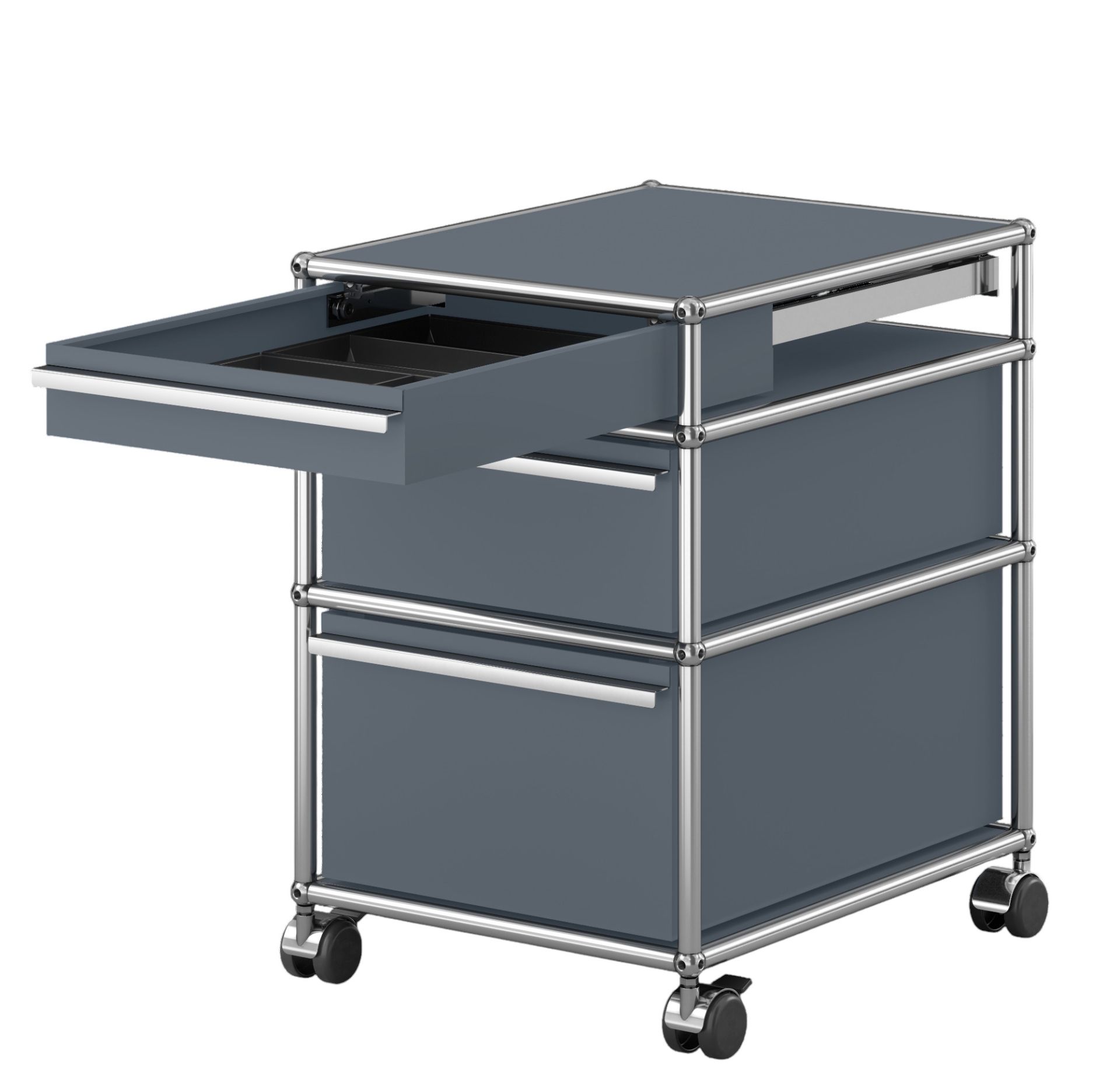 USM Haller Rollcontainer in Mittelgrau mit drei Schubladen, eine Schublade ist geöffnet, Chromgestell und Rollen.