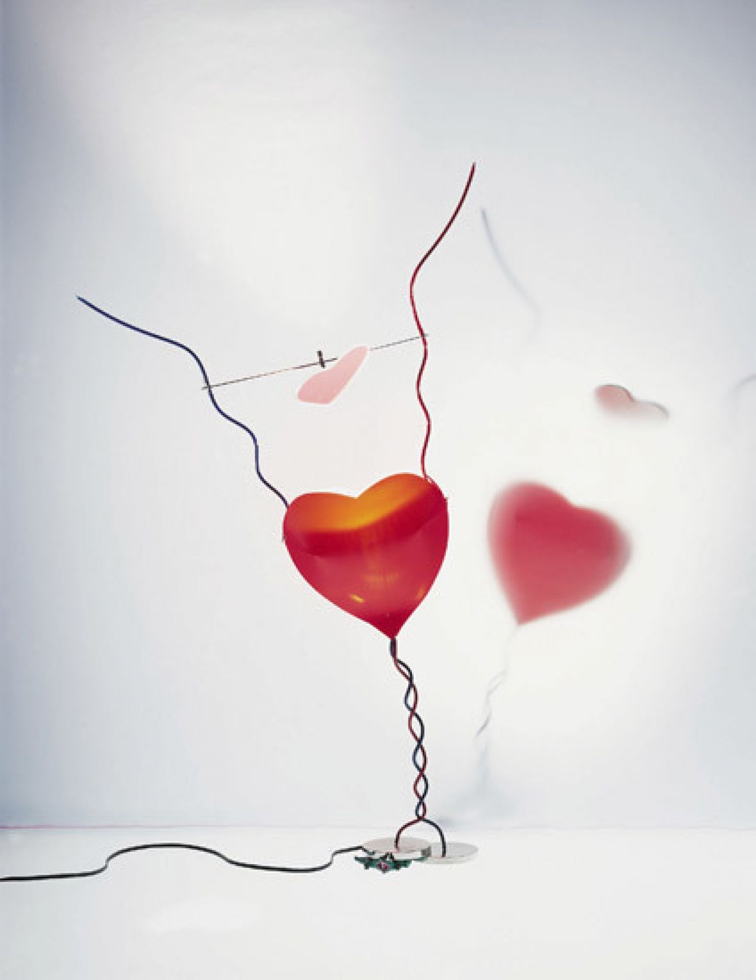 One From the Heart Tischleuchte von Ingo Maurer mit rotem Herz-Ballon und Draht.
