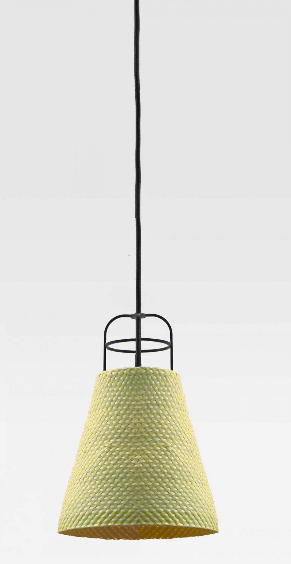 Sarn Lamp Pendelleuchte: Handgefertigte Hängelampe aus geflochtenem Material in Gelb, modernes Design für Wohnzimmer und Esszimmer.