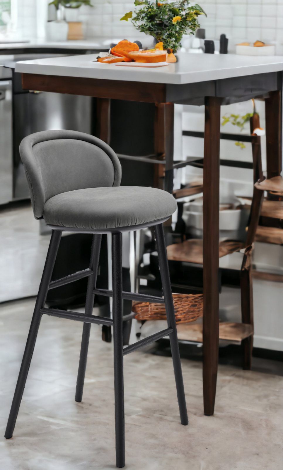 Grauer Ona Barstool Barhocker mit Rückenlehne und schwarzem Gestell in moderner Küche.