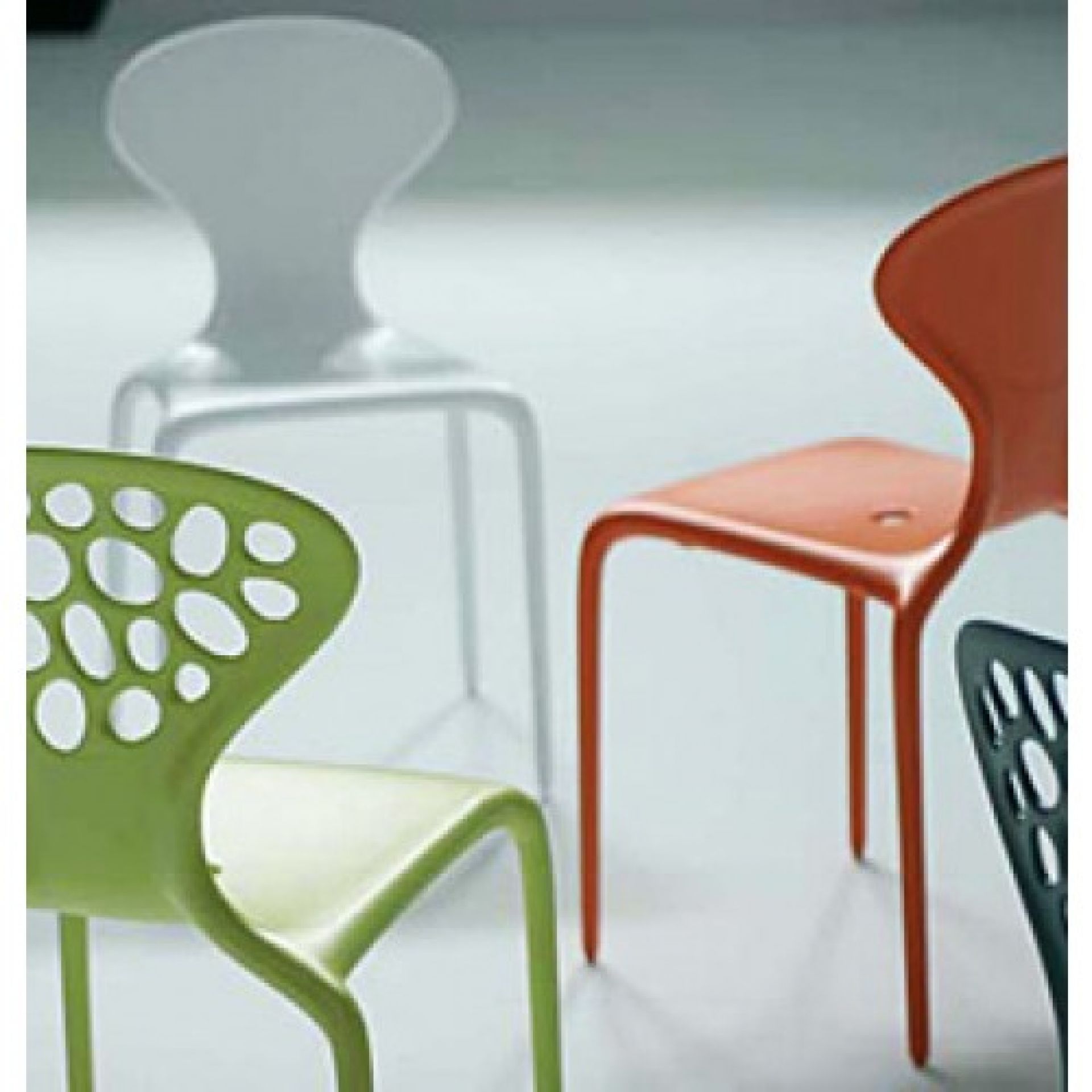 Mehrfarbiges 4er Set Stühle "Supernatural Sedia" von Moroso mit Löchern im Rücken. Designstühle für Esszimmer.